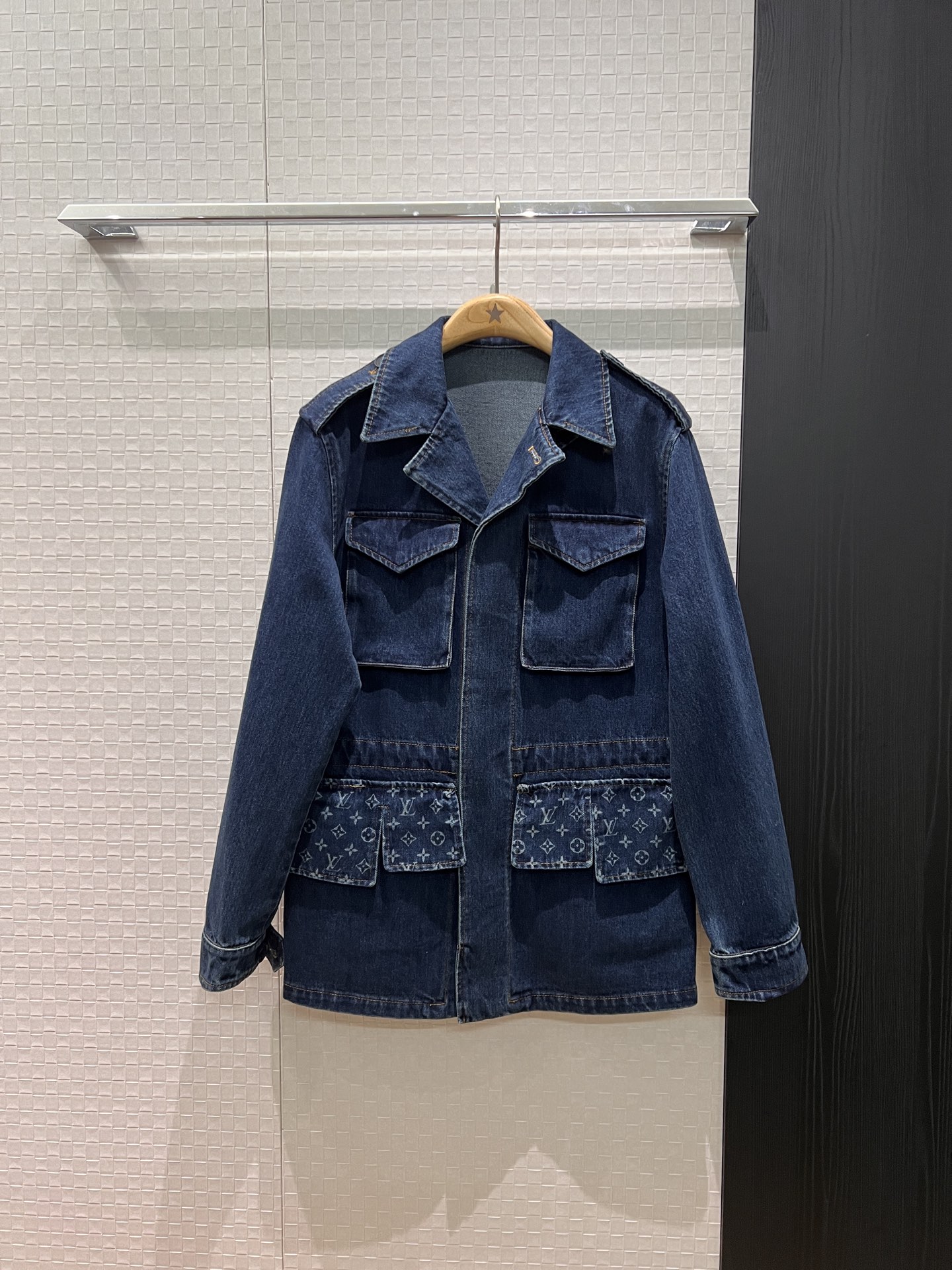 NO:607034,New style spliced ​​presbyopia washed denim with drawstring waist and mid-length style. Epaulettes with multi-pocket design and decoration. Built-in drawstring adjustment. Waist makes you slim, handsome and sweet. S-XL,,alexander wang19860909新款拼接老花洗水牛仔抽绳收腰收腰中长款 肩章多口袋设计装饰 内置抽绳调节 收腰显瘦帅气甜酷 S-XL,,alexander wang,Women's clothing
