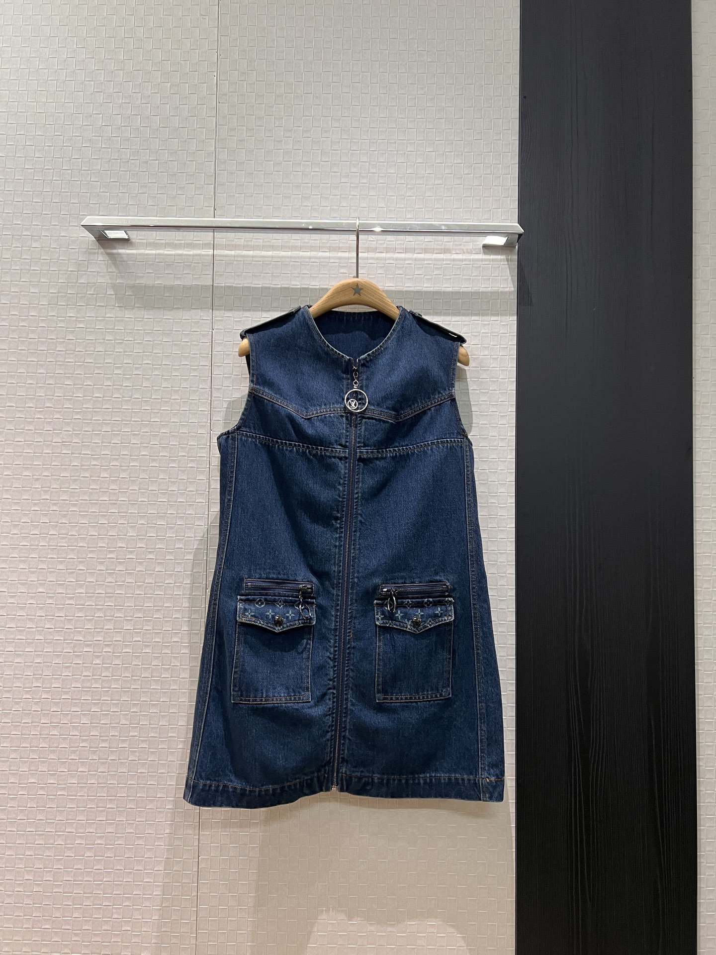NO:607022,New patterned flap pocket decoration, zipper denim vest dress epaulette design, A-line version, casual age-reducing layering, single wear, S-XL,,skirts,alexander wang19860909新款拼老花翻盖口袋装饰 拉链丹宁牛仔背心连衣裙肩章设计 A字版型 休闲减龄叠搭单穿 S-XL,,skirts,alexander wang,Women's clothing