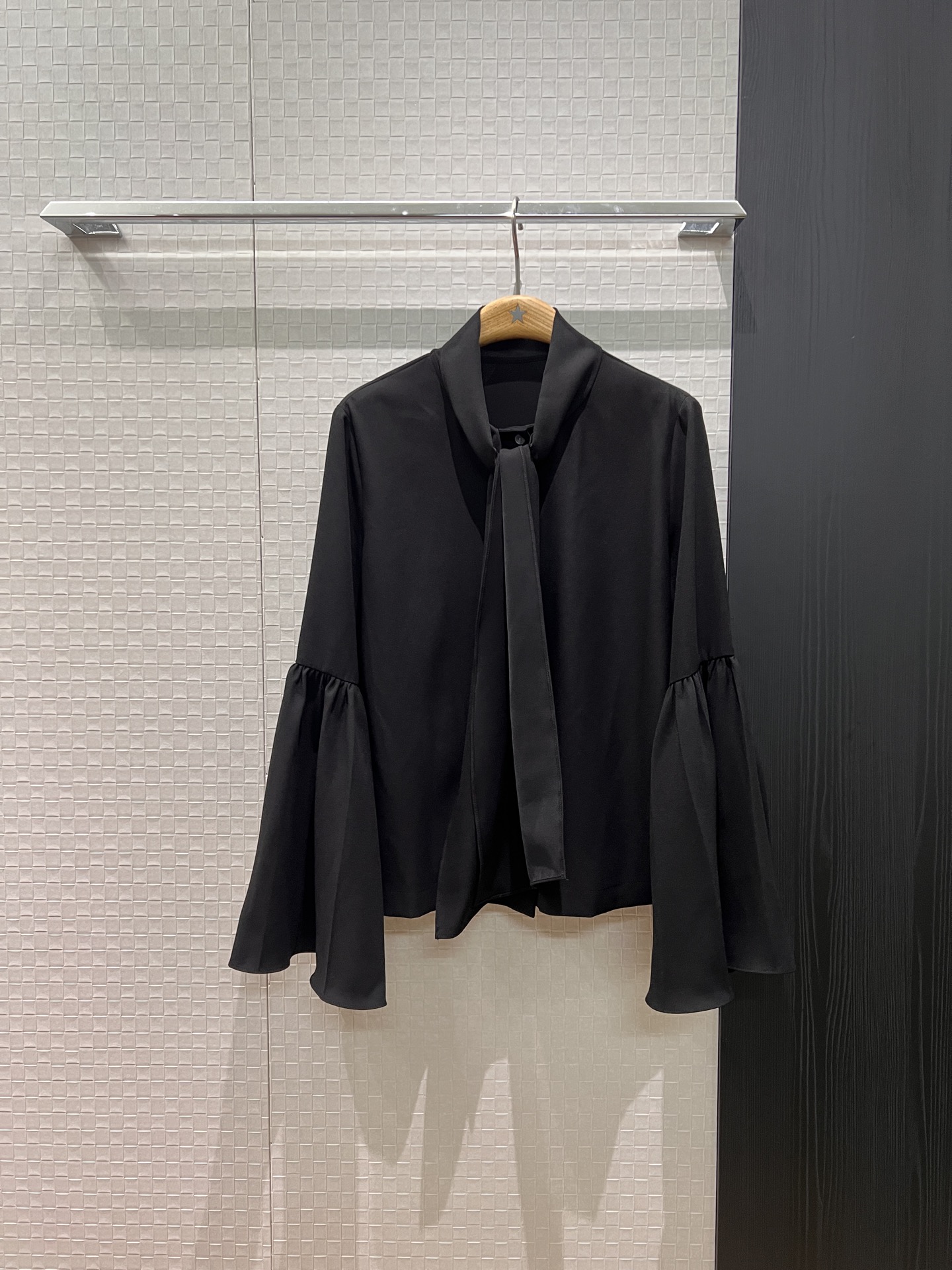 NO:607027,New minimalist design. Ribbon decoration and splicing. Lotus leaf trumpet sleeve shirt. Elegant. Versatile for ladies. Black apricot. S-XL,,alexander wang19860909新款极简设计 飘带装饰拼接荷叶喇叭袖衬衣气质优雅 名媛百搭黑色杏色 S-XL,,alexander wang,Women's clothing