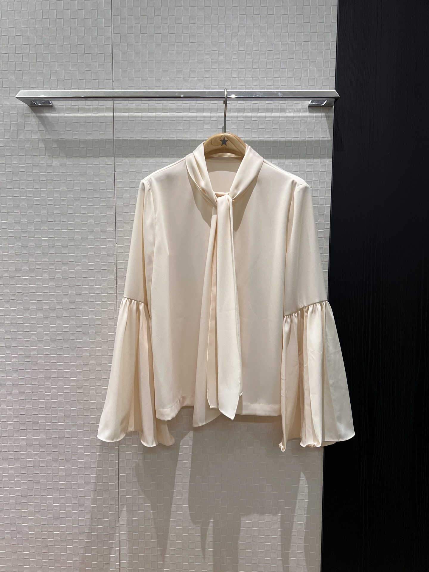 NO:607031,New minimalist design. Ribbon decoration and splicing. Lotus leaf trumpet sleeve shirt. Elegant. Versatile for ladies. Black apricot. S-XL,,alexander wang19860909新款极简设计 飘带装饰拼接荷叶喇叭袖衬衣气质优雅 名媛百搭黑色杏色 S-XL,,alexander wang,Women's clothing