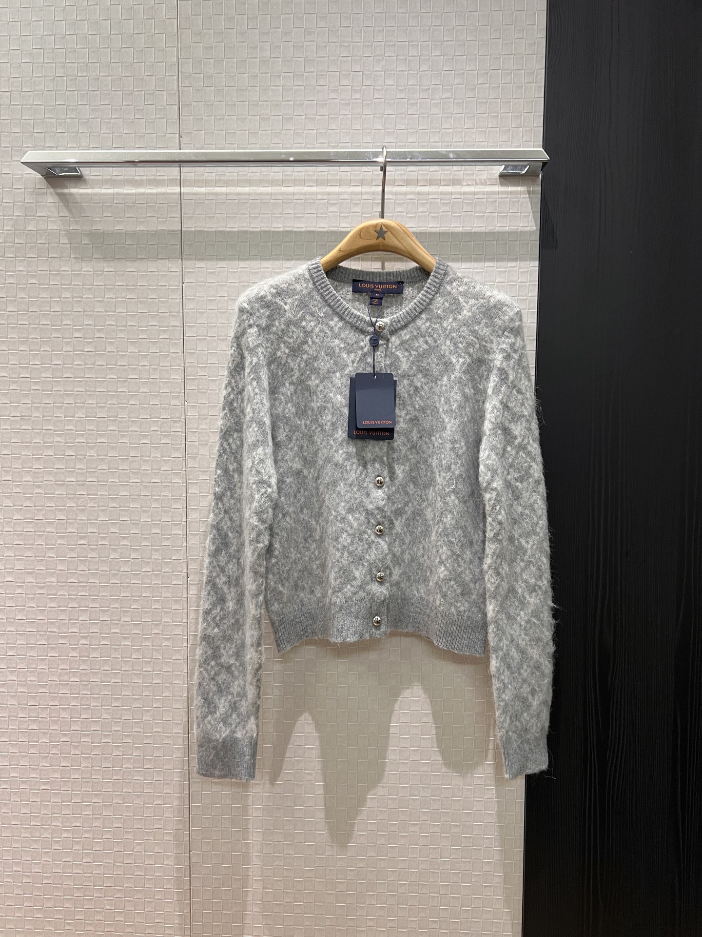 NO:607035,New classic presbyopia mohair wool round neck cardigan jacket, loose and slim, fashionable and versatile, high-end and a must-have for age reduction, gray and pink SML,,jackets & coats,alexander wang19860909新款经典老花马海毛羊毛圆领开衫外套宽松显瘦 时尚百搭 高级感满满减龄必备 灰色粉色 SML,,jackets & coats,alexander wang,Women's clothing