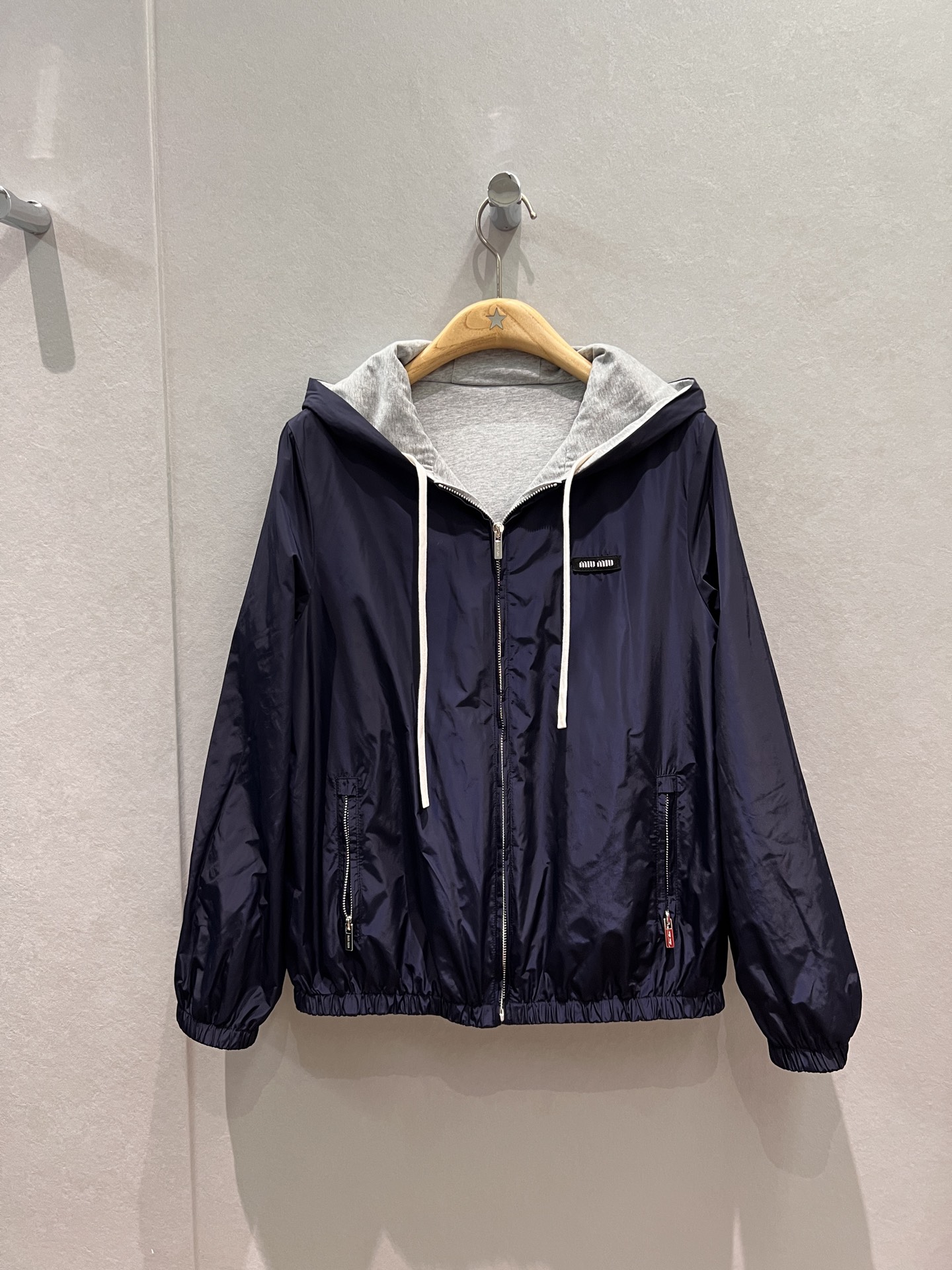 NO:607044,The new style of Liu Haocun and Zheng Caiyan is the same style. MIU nylon contrast color. Reversible hooded windbreaker jacket. The hood is not removable. Loose-fitting fashionable item. Loose and handsome. Sweet and cool street style. Miu small logo embroidered on the chest. Hardware accessories molding. Elastic hem and cuffs. Dark blue and red. S-XL,,miumiu,jackets & coats,hats,alexander wang19860909新款冲冲刘浩存 郑采妍同款 miu系尼龙撞色 两面穿连帽风衣外套 帽子不可拆 宽松版型时髦单品 宽松帅气 甜酷街拍胸前刺绣miu小logo 五金配件开模 下摆袖口松紧 深蓝红色 S-XL,,miumiu,jackets & coats,hats,alexander wang,Women's clothing