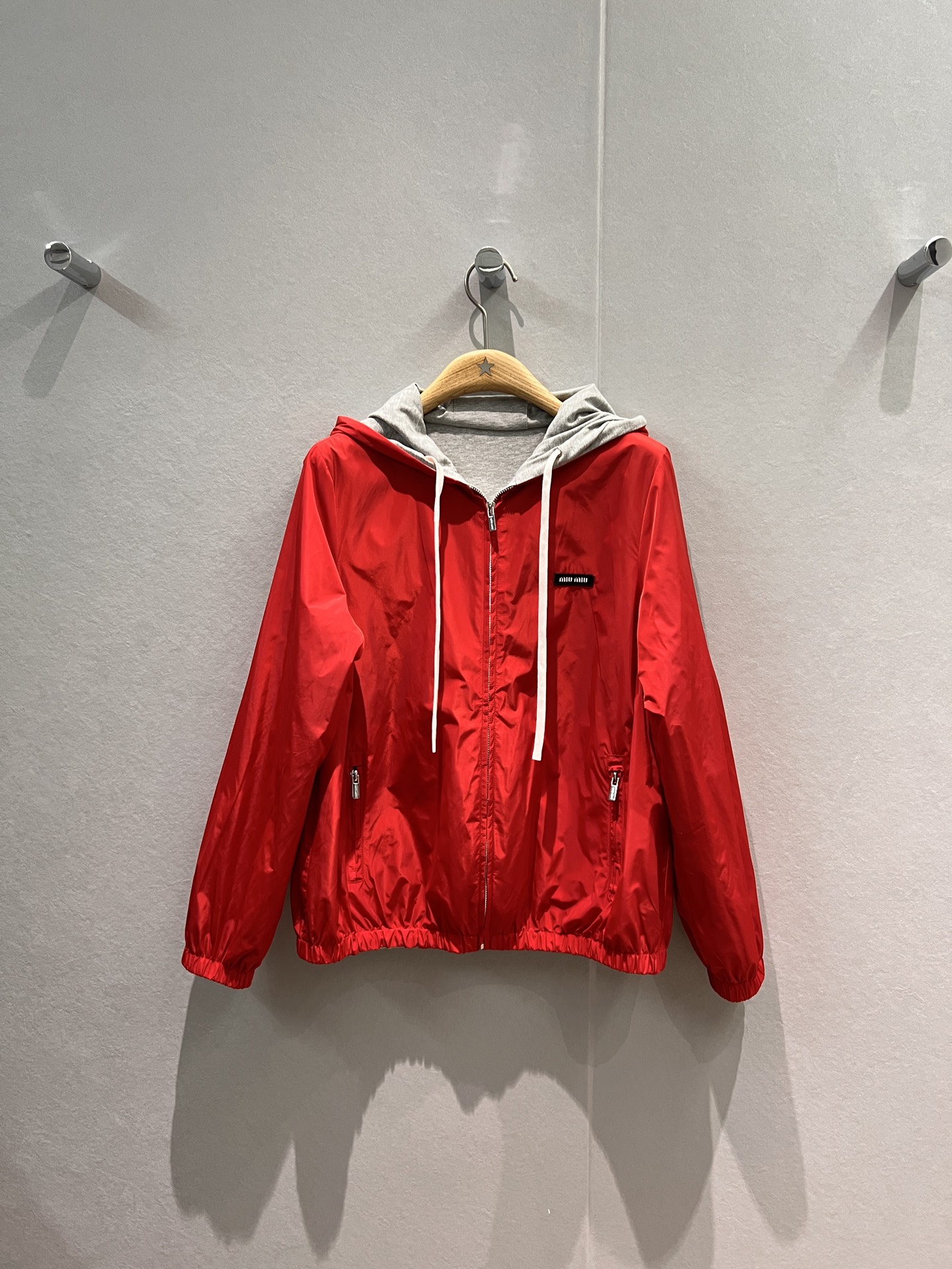 NO:607050,The new style of Liu Haocun and Zheng Caiyan is the same style. MIU nylon contrast color. Reversible hooded windbreaker jacket. The hood is not removable. Loose-fitting fashionable item. Loose and handsome. Sweet and cool street style. Miu small logo embroidered on the chest. Hardware accessories molding. Elastic hem and cuffs. Dark blue and red. S-XL,,miumiu,jackets & coats,hats,alexander wang19860909新款冲冲刘浩存 郑采妍同款 miu系尼龙撞色 两面穿连帽风衣外套 帽子不可拆 宽松版型时髦单品 宽松帅气 甜酷街拍胸前刺绣miu小logo 五金配件开模 下摆袖口松紧 深蓝红色 S-XL,,miumiu,jackets & coats,hats,alexander wang,Women's clothing