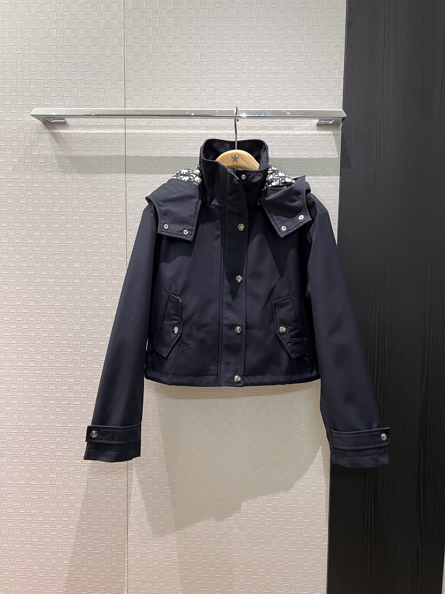 NO:607056,New recommended classic stand-up collar hooded short jacket. Flap pockets on both sides are decorated with presbyopic lining. CD bee embroidered hat is detachable. Logo webbing decoration on the back. The hem can be drawn with a drawstring to tighten the waist. Fashionable and casual. Must-have for age reduction. Dark blue khaki gray presbyopic SML,,jackets & coats,jackets & coats,hats,alexander wang19860909新款推荐经典立领连帽短款夹克外套 两侧翻盖口袋设计装饰 老花内衬 CD小蜜蜂刺绣帽子可拆卸 背后logo织带装饰 下摆可抽绳收腰时尚休闲 减龄必备 深蓝卡其灰老花 SML,,jackets & coats,jackets & coats,hats,alexander wang,Women's clothing