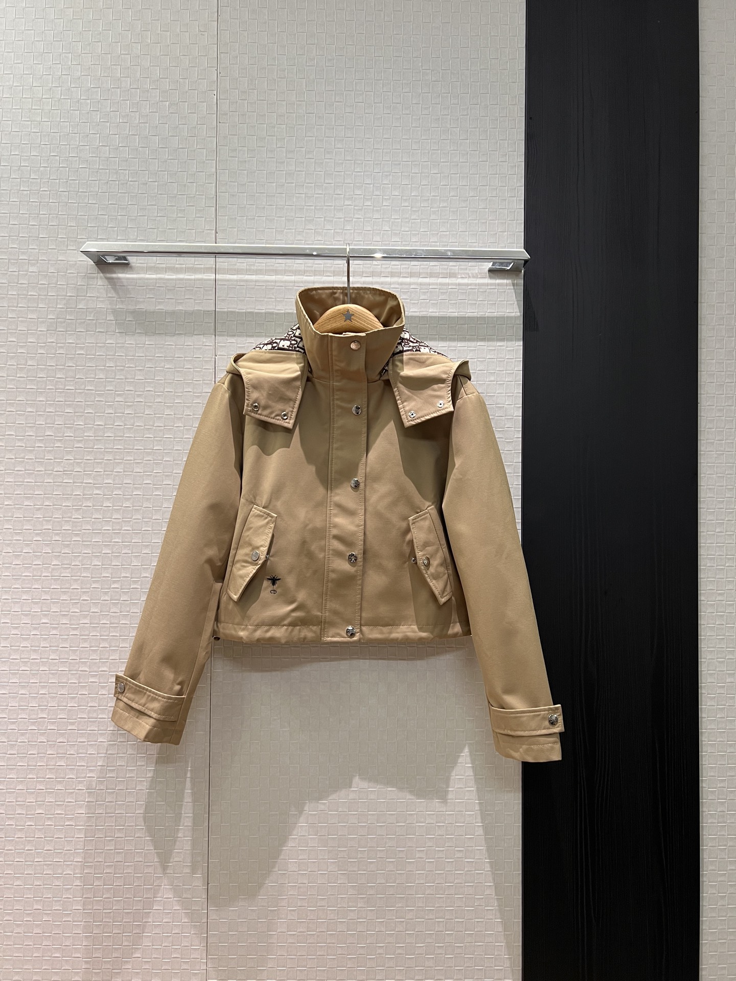 NO:607062,New recommended classic stand-up collar hooded short jacket. Flap pockets on both sides are decorated with presbyopic lining. CD bee embroidered hat is detachable. Logo webbing decoration on the back. The hem can be drawn with a drawstring to tighten the waist. Fashionable and casual. Must-have for age reduction. Dark blue khaki gray presbyopic SML,,jackets & coats,jackets & coats,hats,alexander wang19860909新款推荐经典立领连帽短款夹克外套 两侧翻盖口袋设计装饰 老花内衬 CD小蜜蜂刺绣帽子可拆卸 背后logo织带装饰 下摆可抽绳收腰时尚休闲 减龄必备 深蓝卡其灰老花 SML,,jackets & coats,jackets & coats,hats,alexander wang,Women's clothing