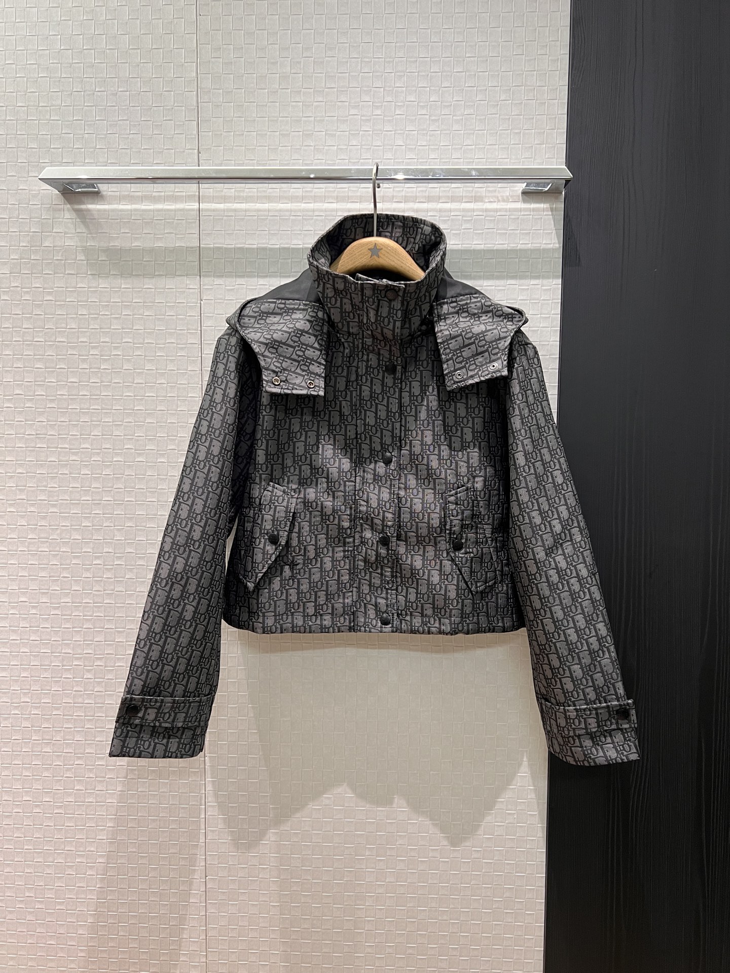 NO:607039,New recommended classic stand-up collar hooded short jacket. Flap pockets on both sides are decorated with presbyopic lining. CD bee embroidered hat is detachable. Logo webbing decoration on the back. The hem can be drawn with a drawstring to tighten the waist. Fashionable and casual. Must-have for age reduction. Dark blue khaki gray presbyopic SML,,jackets & coats,jackets & coats,hats,alexander wang19860909新款推荐经典立领连帽短款夹克外套 两侧翻盖口袋设计装饰 老花内衬 CD小蜜蜂刺绣帽子可拆卸 背后logo织带装饰 下摆可抽绳收腰时尚休闲 减龄必备 深蓝卡其灰老花 SML,,jackets & coats,jackets & coats,hats,alexander wang,Women's clothing