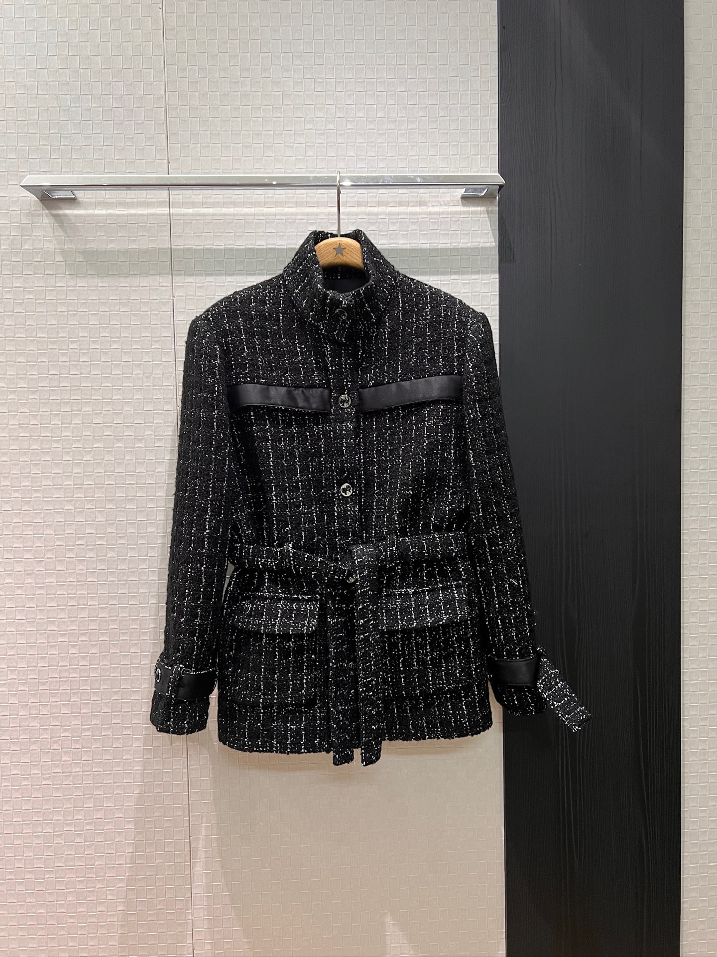 NO:607057,New model Liu Wen, the same style as the show, high collar waisted tweed jacket with belt decoration, mid-length camellia lining, molded buttons, socialite daughter SML,,jackets & coats,alexander wang19860909新款刘雯 秀场同款 高领收腰粗花呢外套系腰带装饰 中长款山茶花内衬 开模扣子 名媛千金 SML,,jackets & coats,alexander wang,Women's clothing