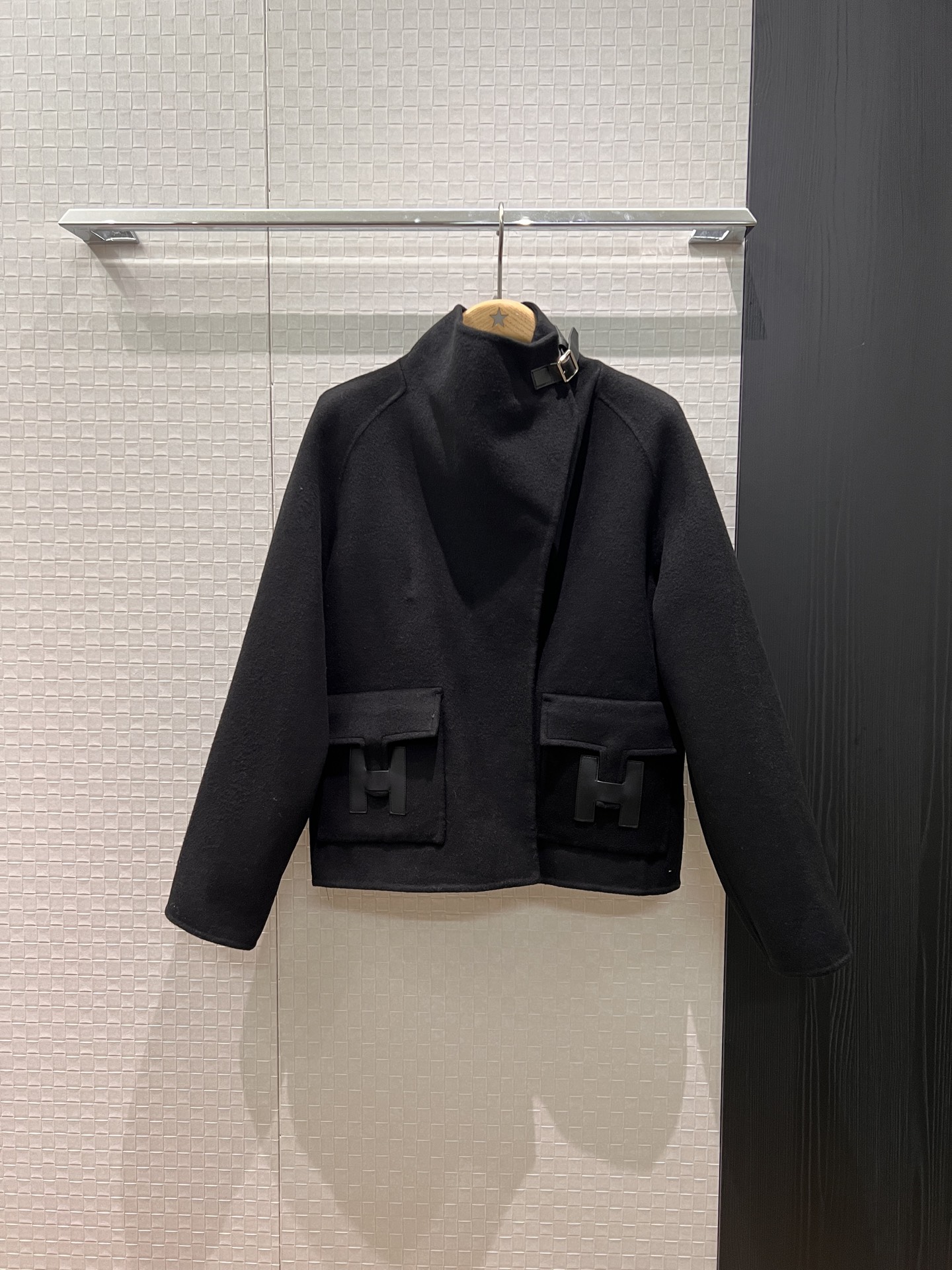 NO:607987,New H leather decoration, flap and large pocket decoration, high collar wool belt buckle jacket, fashionable and loose, lazy and versatile, a must-have for age reduction, black and white SML,,jackets & coats,alexander wang19860909新款H贴皮装饰翻盖大口袋装饰 高领羊毛呢皮带扣外套时尚宽松 慵懒百搭减龄必备 黑色白色 SML,,jackets & coats,alexander wang,Women's clothing