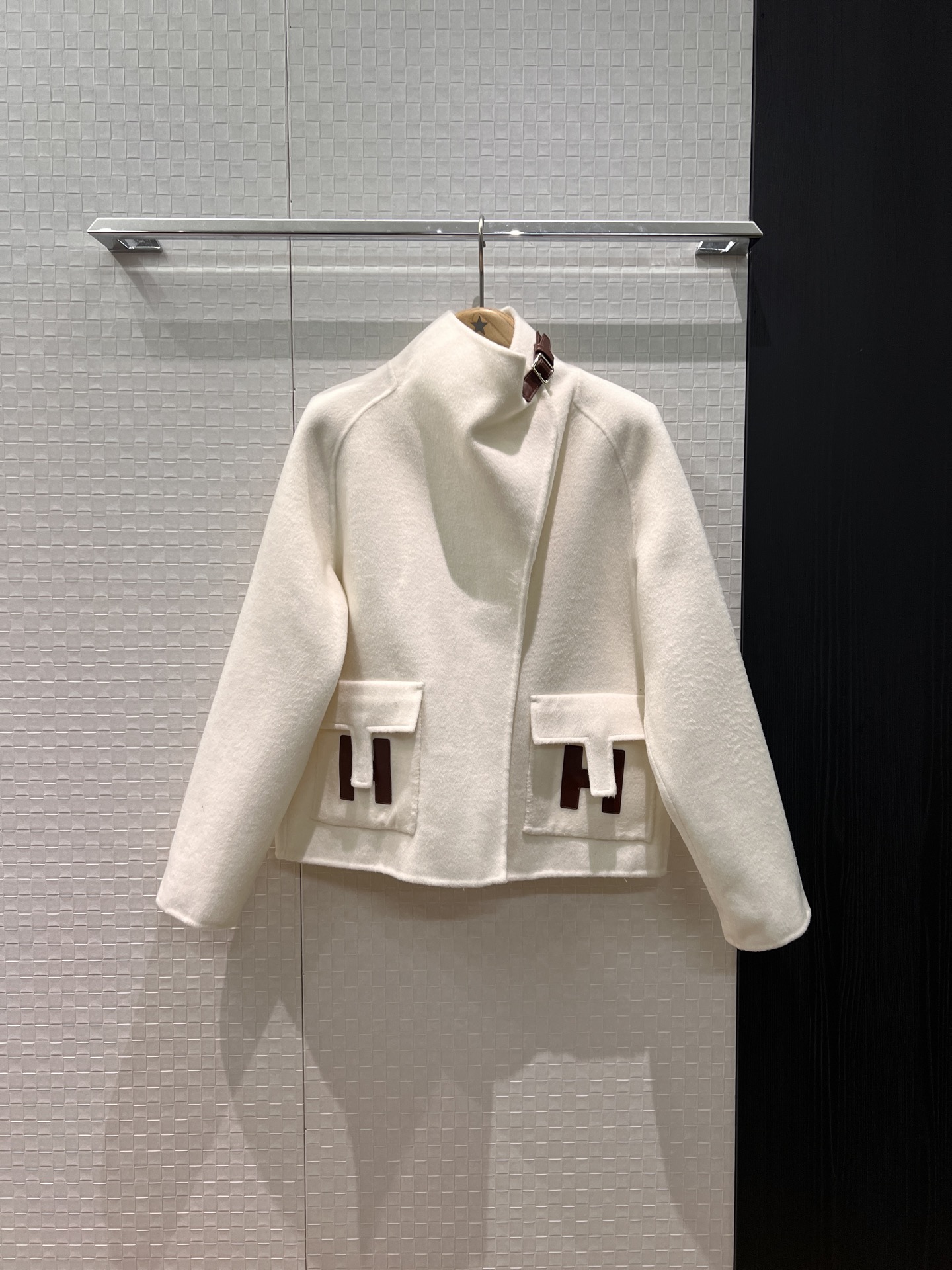 NO:607994,New H leather decoration, flap and large pocket decoration, high collar wool belt buckle jacket, fashionable and loose, lazy and versatile, a must-have for age reduction, black and white SML,,jackets & coats,alexander wang19860909新款H贴皮装饰翻盖大口袋装饰 高领羊毛呢皮带扣外套时尚宽松 慵懒百搭减龄必备 黑色白色 SML,,jackets & coats,alexander wang,Women's clothing