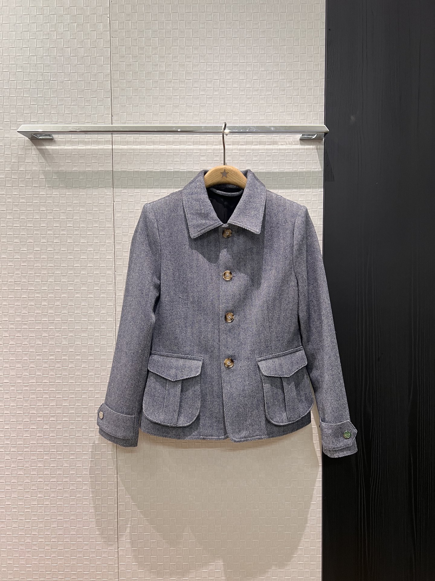 NO:607964,New arrival loewe Chinese style wool suit jacket with ruffled hem design, large pockets on both sides, casual and fashionable, versatile for commuting SML,,loewe,jackets & coats,business suit,alexander wang19860909新款来袭loewe中式人纹羊毛西装外套拼接收荷叶边下摆设计 两侧大口袋 休闲时尚 通勤百搭SML,,loewe,jackets & coats,business suit,alexander wang,Women's clothing