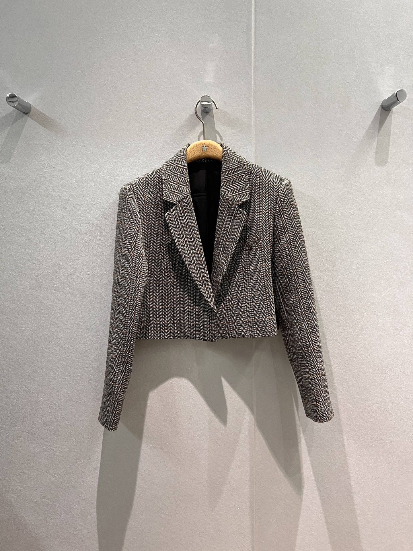 NO:607973,New arrival Gray college style human pattern wool plaid short coat chest patch miu embroidered logo wool blend fashionable and age-reducing SML,,miumiu,jackets & coats,alexander wang19860909新款来袭格蕾系学院风 人纹羊毛格纹格短款小外套 胸前贴布miu刺绣logo羊毛混纺 时尚减龄 SML,,miumiu,jackets & coats,alexander wang,Women's clothing