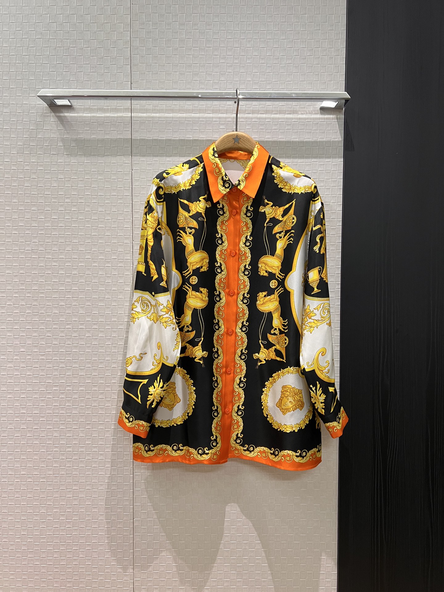 NO:607981,New baroque style positioning printed silk twill shirt heavyweight silk simple fashion versatile commuting lady temperament S-XL,,real silk,alexander wang19860909新款巴洛克风 定位印花真丝斜纹衬衣 重磅真丝简约时尚 通勤百搭名媛气质 S-XL,,real silk,alexander wang,Women's clothing