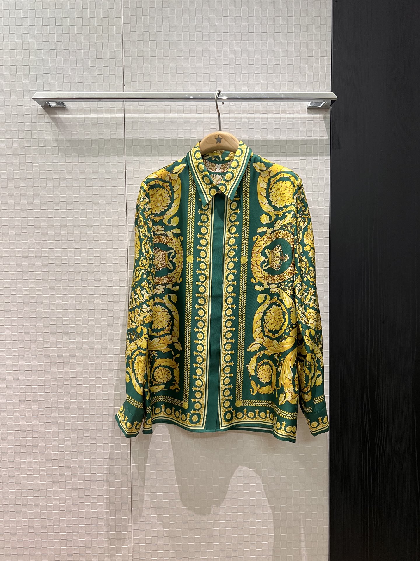 NO:607988,New baroque style positioning printed silk twill shirt heavyweight silk simple fashion versatile commuting lady temperament S-XL,,real silk,alexander wang19860909新款巴洛克风 定位印花真丝斜纹衬衣 重磅真丝简约时尚 通勤百搭名媛气质 S-XL,,real silk,alexander wang,Women's clothing