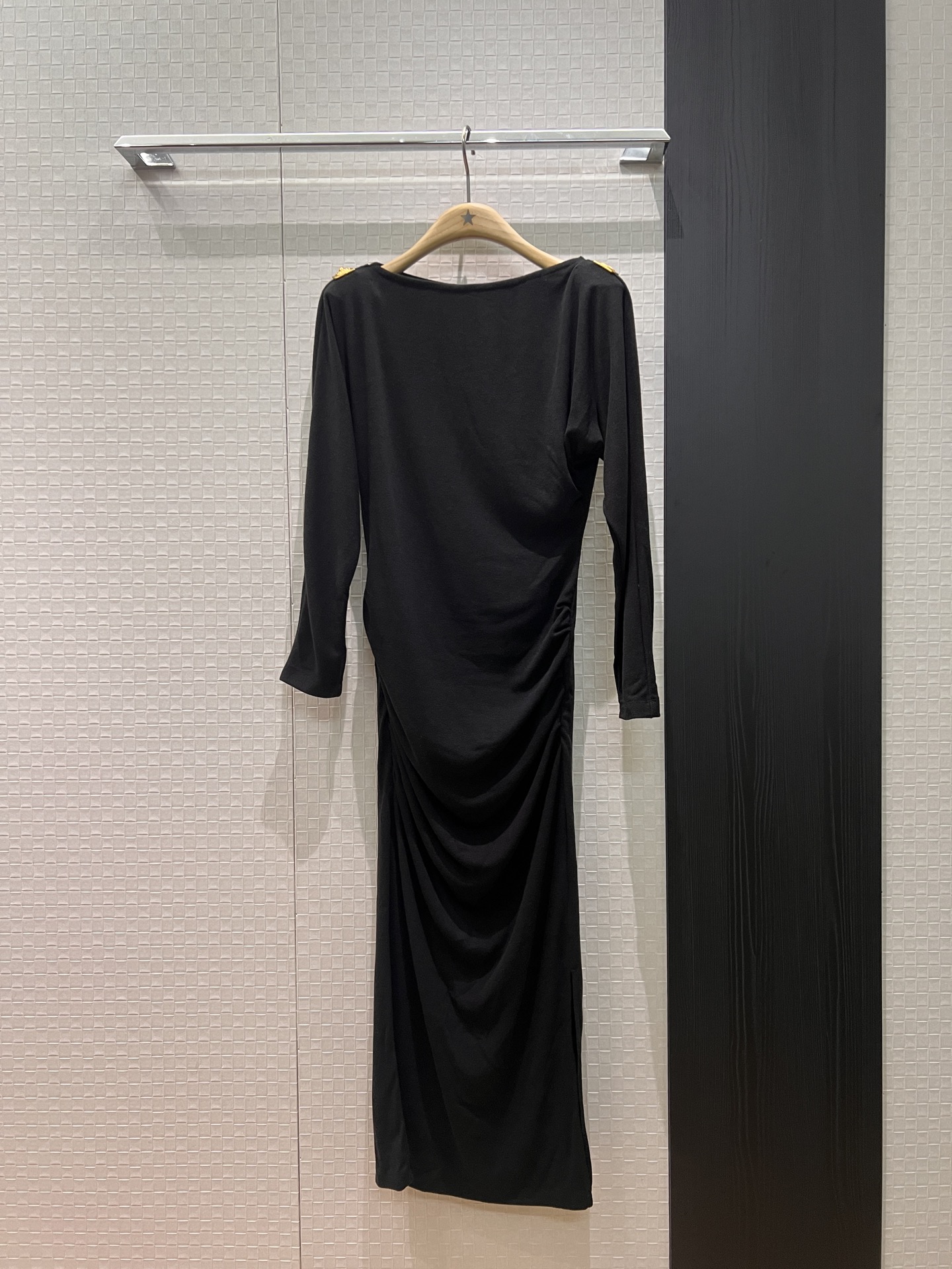 NO:608838,New style off-the-shoulder dress decorated with metal buckles, one-line collar, dropped shoulder sleeves, pleated waist design, side slits on the skirt, French lady style, slim and slim, elegant, modern and fashionable, can be worn alone with a coat, black burgundy mocha color SML,, skirts, alexander wang19860909新款金属扣装饰一字领露肩连衣裙 落肩袖褶皱收腰设计 裙摆侧开叉法式名媛 修身显瘦 优雅气质 摩登时髦 搭大衣单穿都可 黑色酒红摩卡色SML,,skirts,alexander wang,Women's clothing