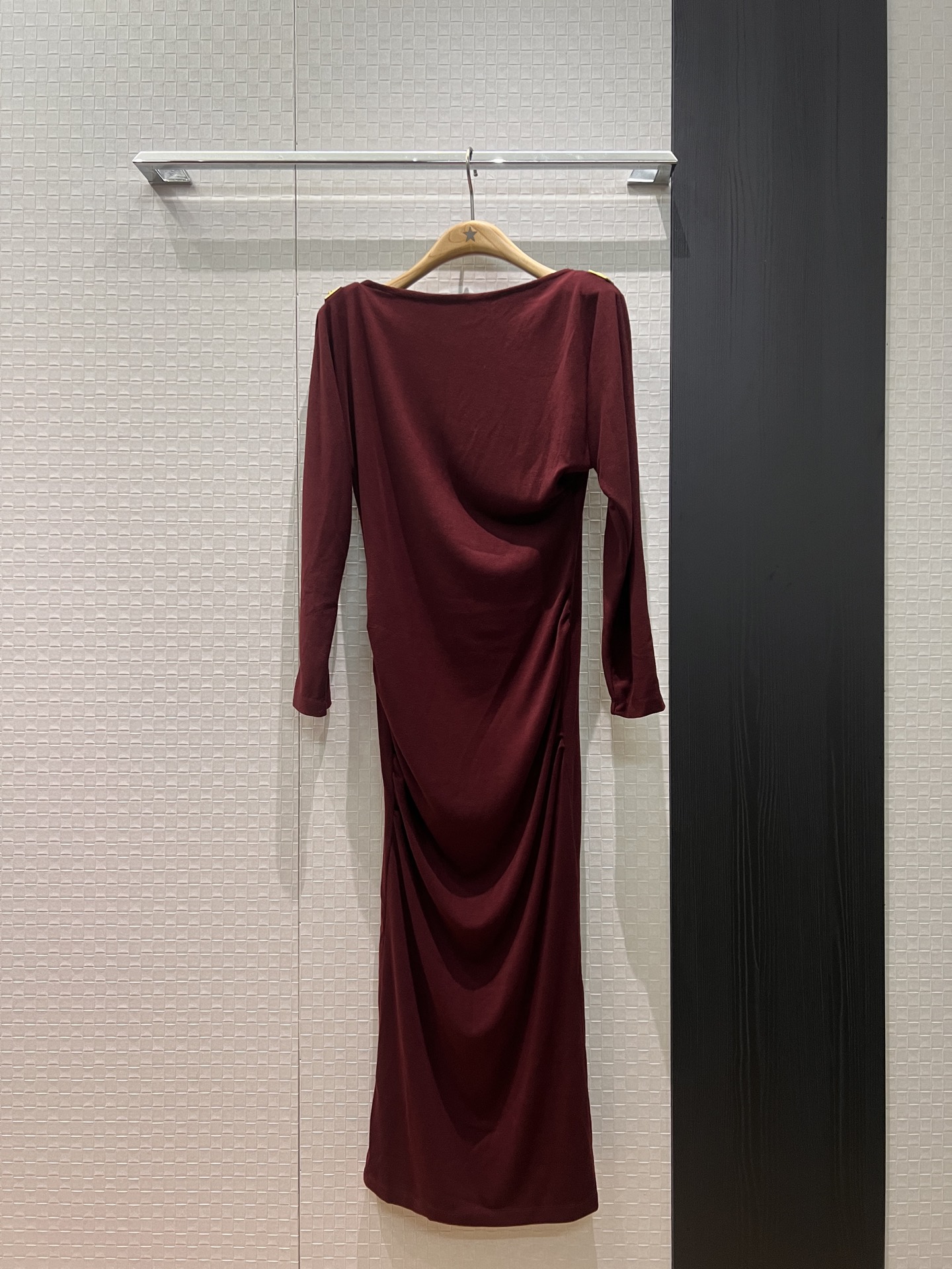 NO:608848,New style off-the-shoulder dress decorated with metal buckles, one-line collar, dropped shoulder sleeves, pleated waist design, side slits on the skirt, French lady style, slim and slim, elegant, modern and fashionable, can be worn alone with a coat, black burgundy mocha color SML,, skirts, alexander wang19860909新款金属扣装饰一字领露肩连衣裙 落肩袖褶皱收腰设计 裙摆侧开叉法式名媛 修身显瘦 优雅气质 摩登时髦 搭大衣单穿都可 黑色酒红摩卡色SML,,skirts,alexander wang,Women's clothing