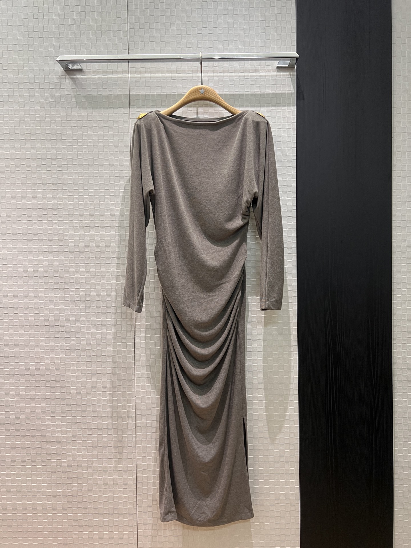 NO:608856,New style off-the-shoulder dress decorated with metal buckles, one-line collar, dropped shoulder sleeves, pleated waist design, side slits on the skirt, French lady style, slim and slim, elegant, modern and fashionable, can be worn alone with a coat, black burgundy mocha color SML,, skirts, alexander wang19860909新款金属扣装饰一字领露肩连衣裙 落肩袖褶皱收腰设计 裙摆侧开叉法式名媛 修身显瘦 优雅气质 摩登时髦 搭大衣单穿都可 黑色酒红摩卡色SML,,skirts,alexander wang,Women's clothing