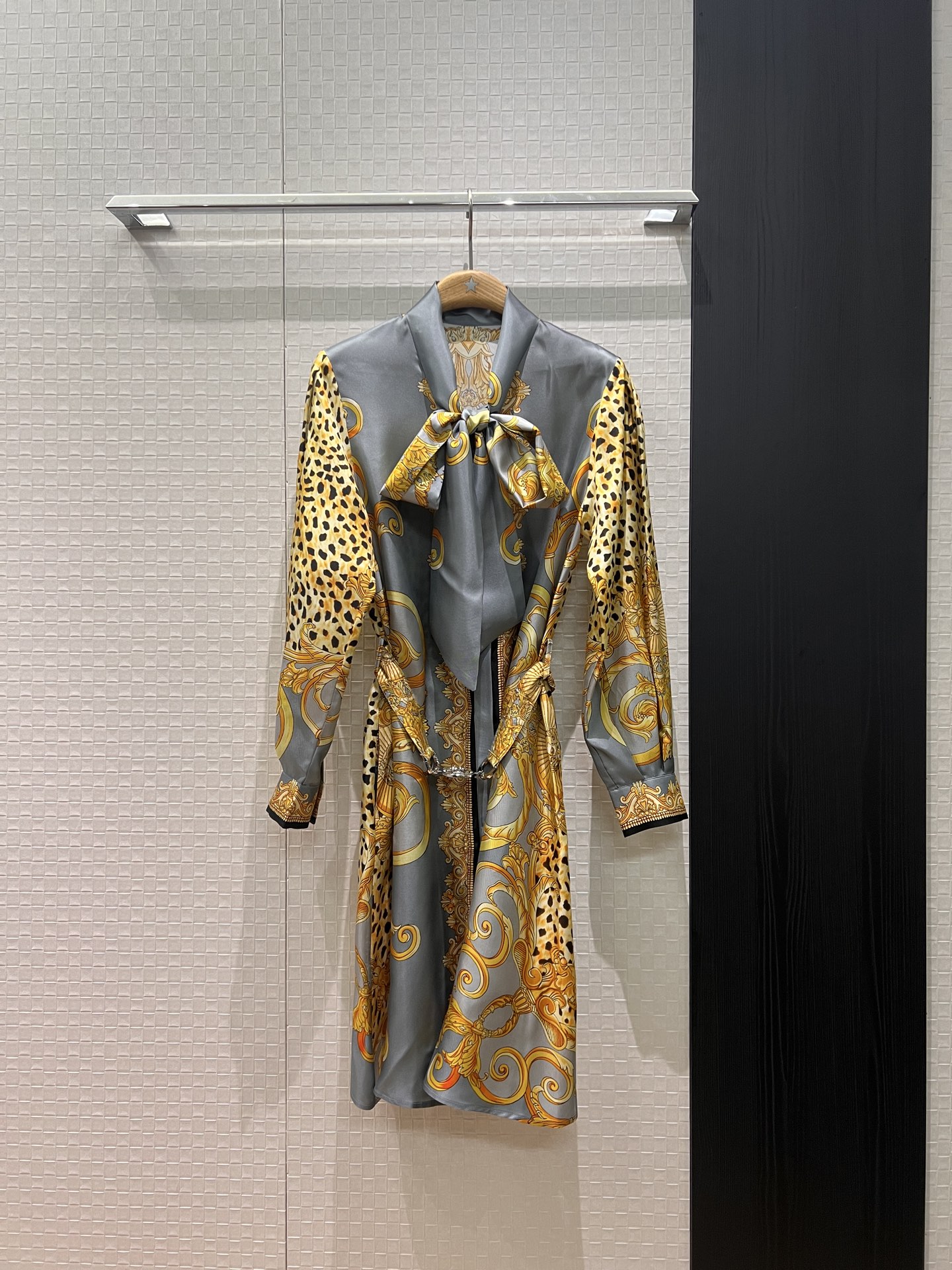 NO:608864,New baroque style elements, leopard print positioning print ribbon design, bow decoration, lantern sleeve silk twill dress, heavy silk Medusa belt decoration to tighten the waist, simple and fashionable, versatile commuting and ladylike temperament S-XL,,skirts,real silk,alexander wang19860909新款巴洛克风元素 豹纹定位印花飘带设计 系蝴蝶结装饰 灯笼袖真丝斜纹连衣裙 重磅真丝系美杜莎腰带装饰收腰 简约时尚 通勤百搭名媛气质 S-XL,,skirts,real silk,alexander wang,Women's clothing