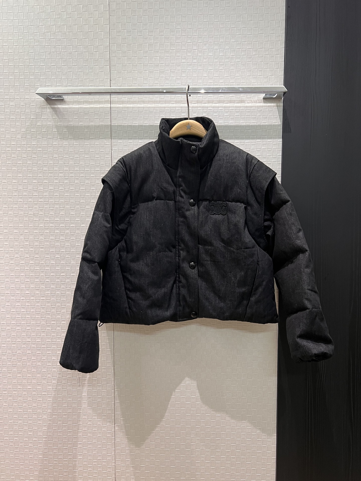 NO:609722,Comes with dust bag, new model with stand-up collar and detachable sleeves, two-wear short style. Denim denim down jacket. Decorated with Arc de Triomphe logo badge on the chest. Sleeves are detachable and instantly transforms into a vest. The drawstring at the hem can adjust the waist. Loose fit. 90 down and 10 feathers are essential for age reduction. SML,,jackets & coats,down jacket,alexander wang19860909配防尘袋新款立领可拆袖两穿短款 丹宁牛仔羽绒服外套 胸前凯旋门logo徽章装饰 袖子可脱卸设计秒变马甲背心外搭 下摆抽绳可调节收腰 宽松版型 减龄必备90羽绒10羽毛 SML,,jackets & coats,down jacket,alexander wang,Women's clothing