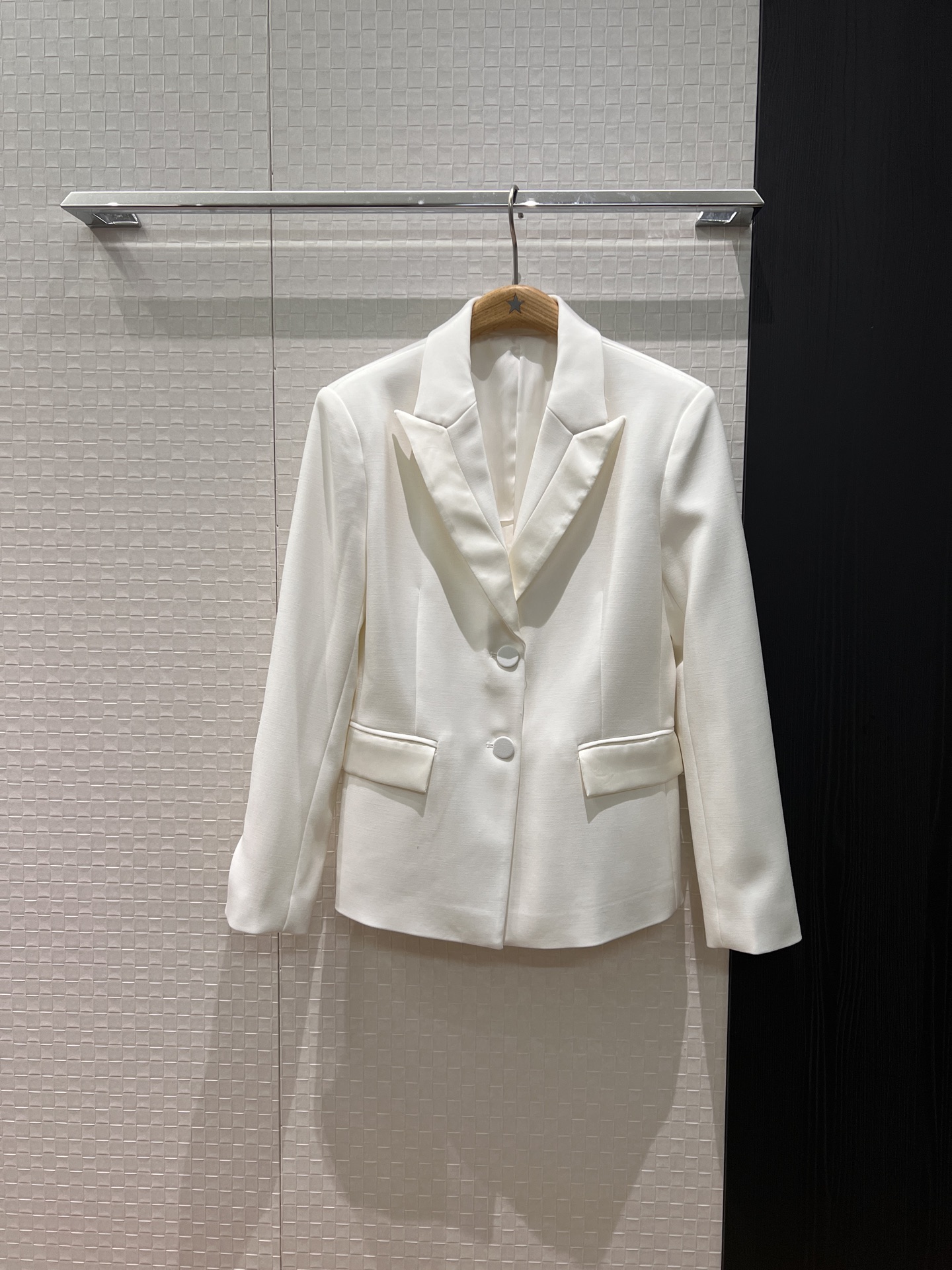 NO:609693,New arrival 26 early spring series Collar spliced ​​satin two-button suit jacket minimalist design Simple and fashionable Versatile black and white for commuting SML,,jackets & coats,business suit,alexander wang19860909新款来袭26早春系列 衣领拼接缎面两扣西装外套极简设计 简约时尚 通勤百搭黑色白色 SML,,jackets & coats,business suit,alexander wang,Women's clothing