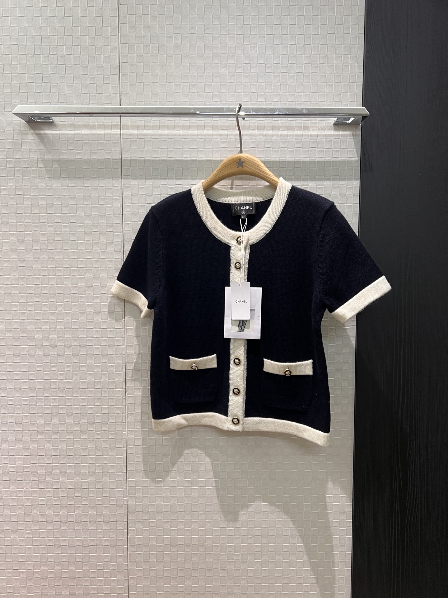 NO:609785,New 26C vacation series, color-blocked round neck short-sleeved knitted top, classic fragrance, open-molded buttons, simple temperament, versatile for age reduction, SML,, T-shirt, alexander wang19860909新款26C度假系列 拼色圆领短袖针织上衣经典香风 开模扣子简约气质 减龄百搭 SML,,T-shirt,alexander wang,Women's clothing