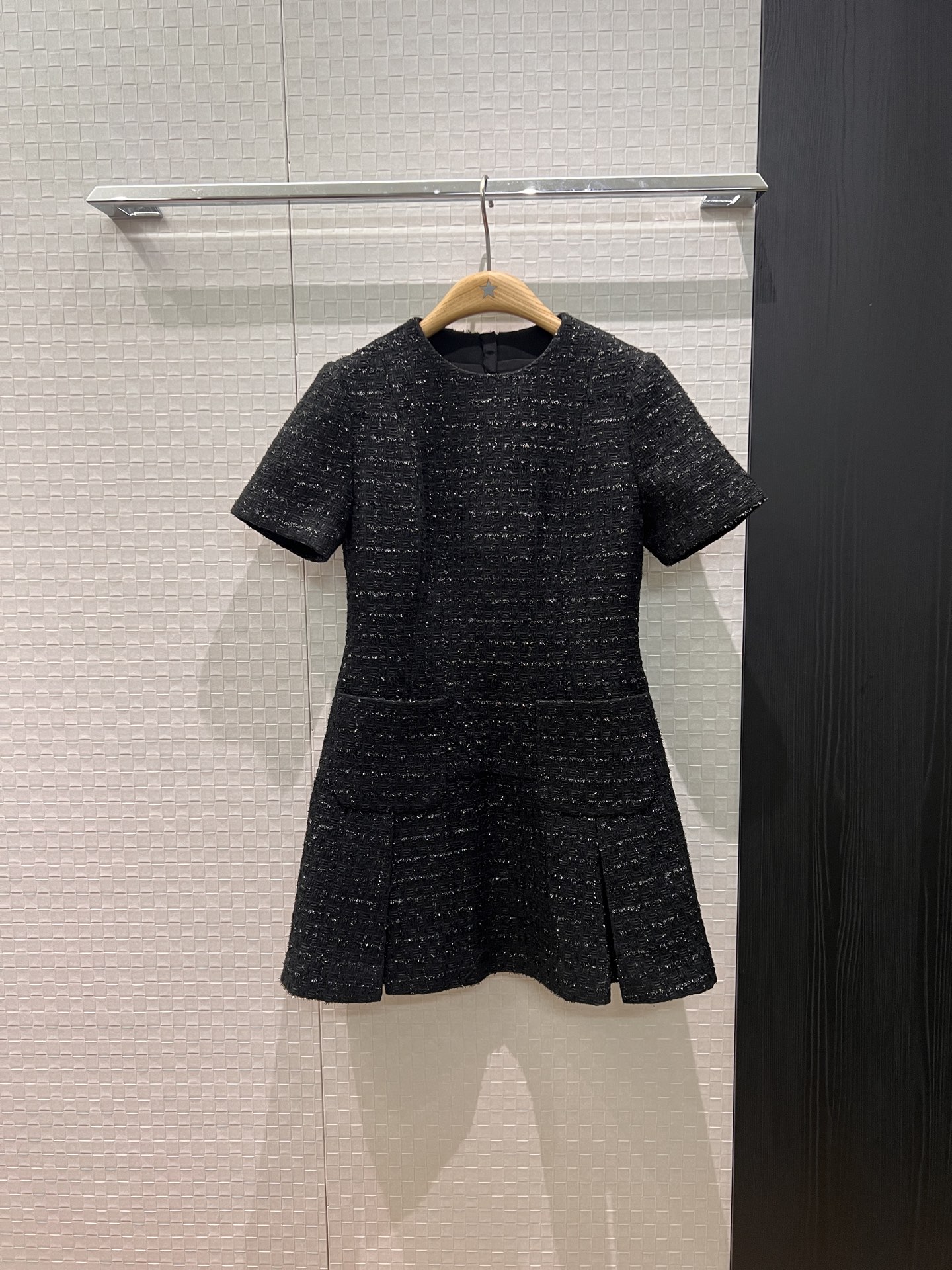NO:609726,New minimalist design black woven tweed dress with three-dimensional tailoring. Slimming and slimming. Pleated skirt with pockets on both sides. Temperament that reduces age. S-XL,,skirts,alexander wang19860909新款极简设计黑色编织粗花呢连衣裙立体剪裁 修身显瘦 两侧口袋装压褶设计裙摆 气质减龄 S-XL,,skirts,alexander wang,Women's clothing