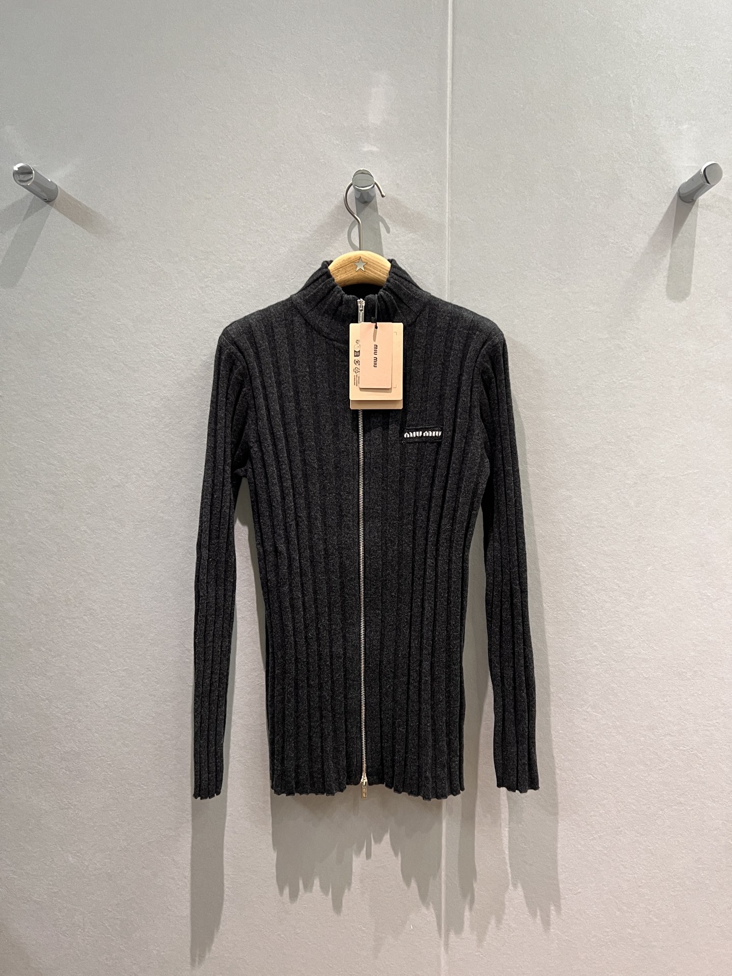 NO:609736,New style pitted high-neck knitted cardigan jacket with miu letter logo label decoration on the chest. miu style outfit. Slim and slim. Must-have for age reduction. SML,,miumiu,jackets & coats,alexander wang19860909新款坑条高领针织开衫外套胸前miu字母logo标签装饰 miu系穿搭 修身显瘦 减龄必备SML,,miumiu,jackets & coats,alexander wang,Women's clothing