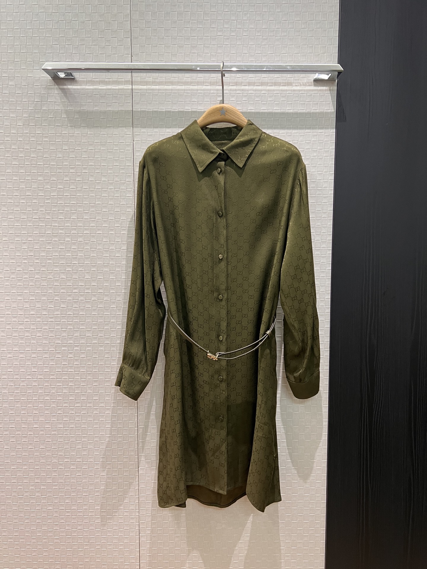 NO:609746,New double G jacquard lapel shirt dress with belt, slim fit, same color covered buttons, pockets on both sides for lazy vacation, fashionable and casual, versatile for age reduction, S-XL,,skirts,alexander wang19860909新款双G提花翻领衬衣连衣裙系腰带修身显瘦 同色包扣 两侧有口袋度假慵懒 时尚休闲 减龄百搭 S-XL,,skirts,alexander wang,Women's clothing