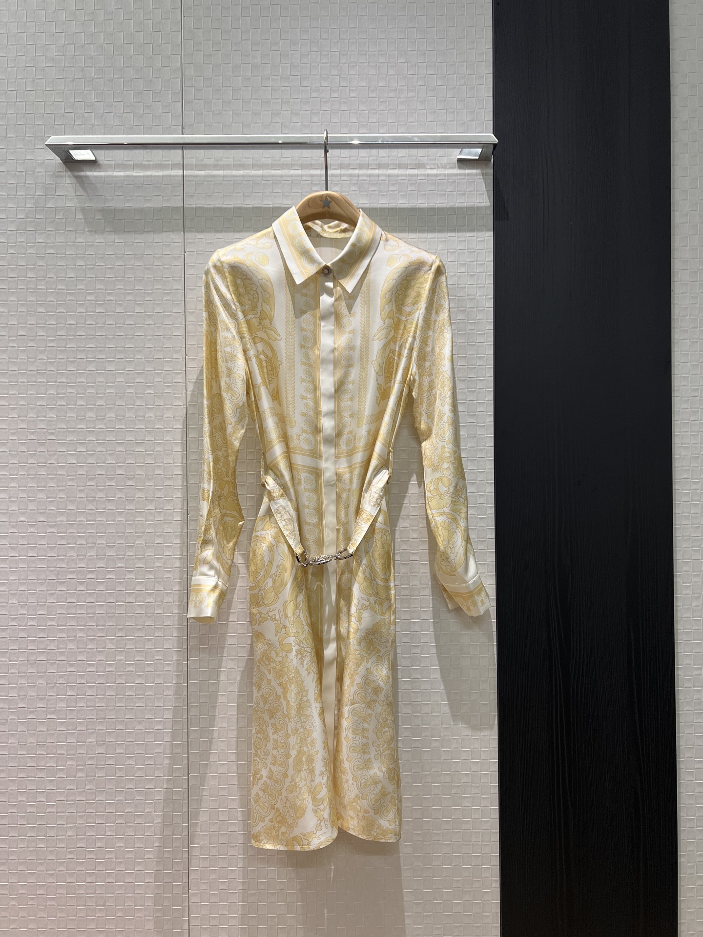 NO:609754,New 26 early spring vacation Versace Versace light yellow positioning printed silk twill dress heavy silk with Medusa elastic belt decoration simple and fashionable slim fit with pockets on both sides sweet and age-reducing ladylike temperament S-XL,,versace,versace,skirts,real silk,alexander wang19860909新款26早春度假 Versace范思哲 淡黄色定位印花真丝斜纹连衣裙 重磅真丝 搭配美杜莎松紧腰带装饰简约时髦 修身显瘦两侧有口袋 甜美减龄 名媛气质 S-XL,,versace,versace,skirts,real silk,alexander wang,Women's clothing