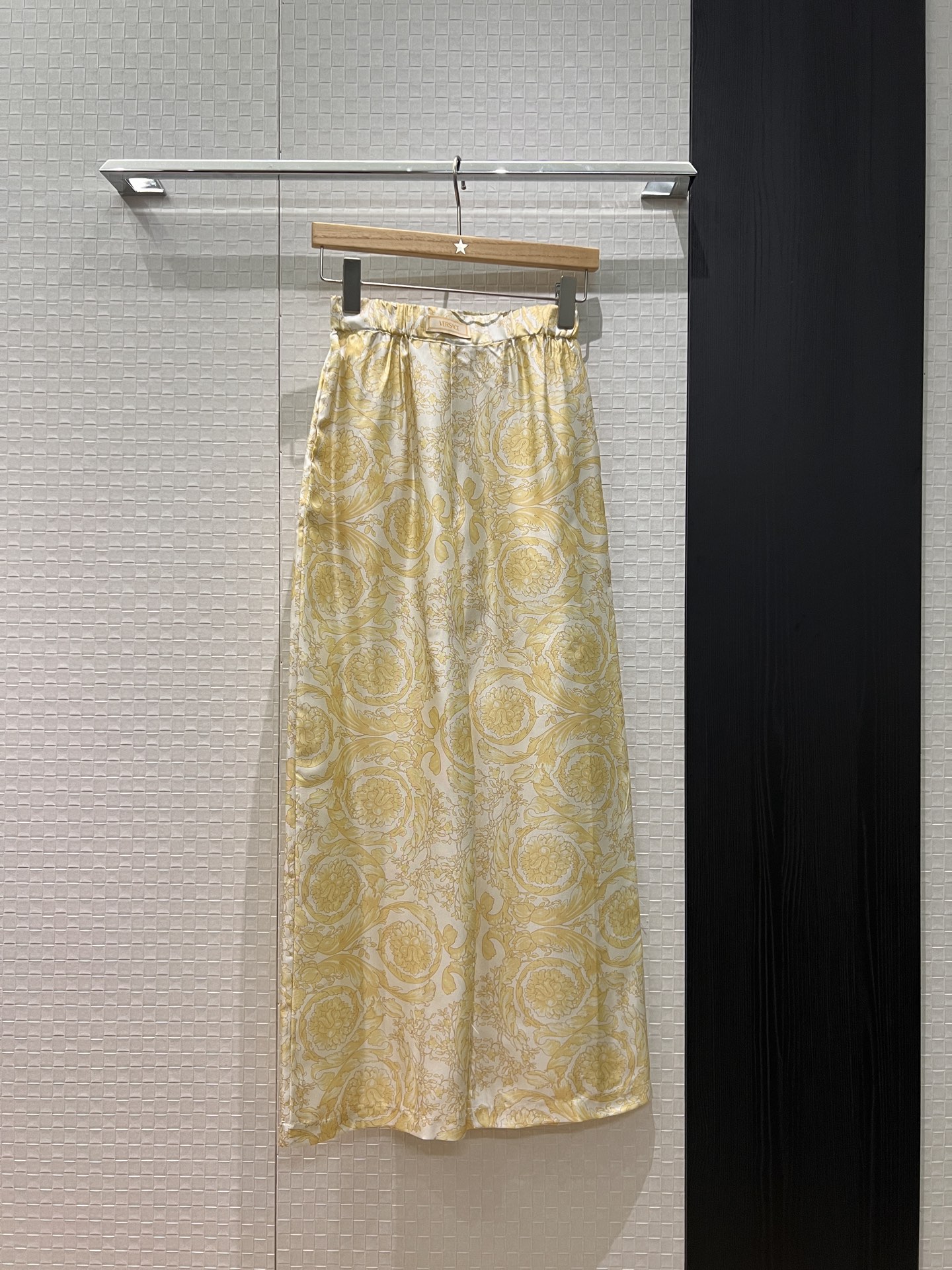 NO:609762,New 26 early spring vacation, light yellow positioning floral silk wide-leg pants, logo label decoration, elastic waist, pockets on both sides, elegant and age-reducing, can be worn with a set of the same shirt S-XL,,real silk,alexander wang19860909新款26早春度假 淡黄色定位花真丝阔腿裤logo标签装饰松紧腰 两侧有口袋 气质减龄可搭同款衬衣一套 S-XL,,real silk,alexander wang,Women's clothing
