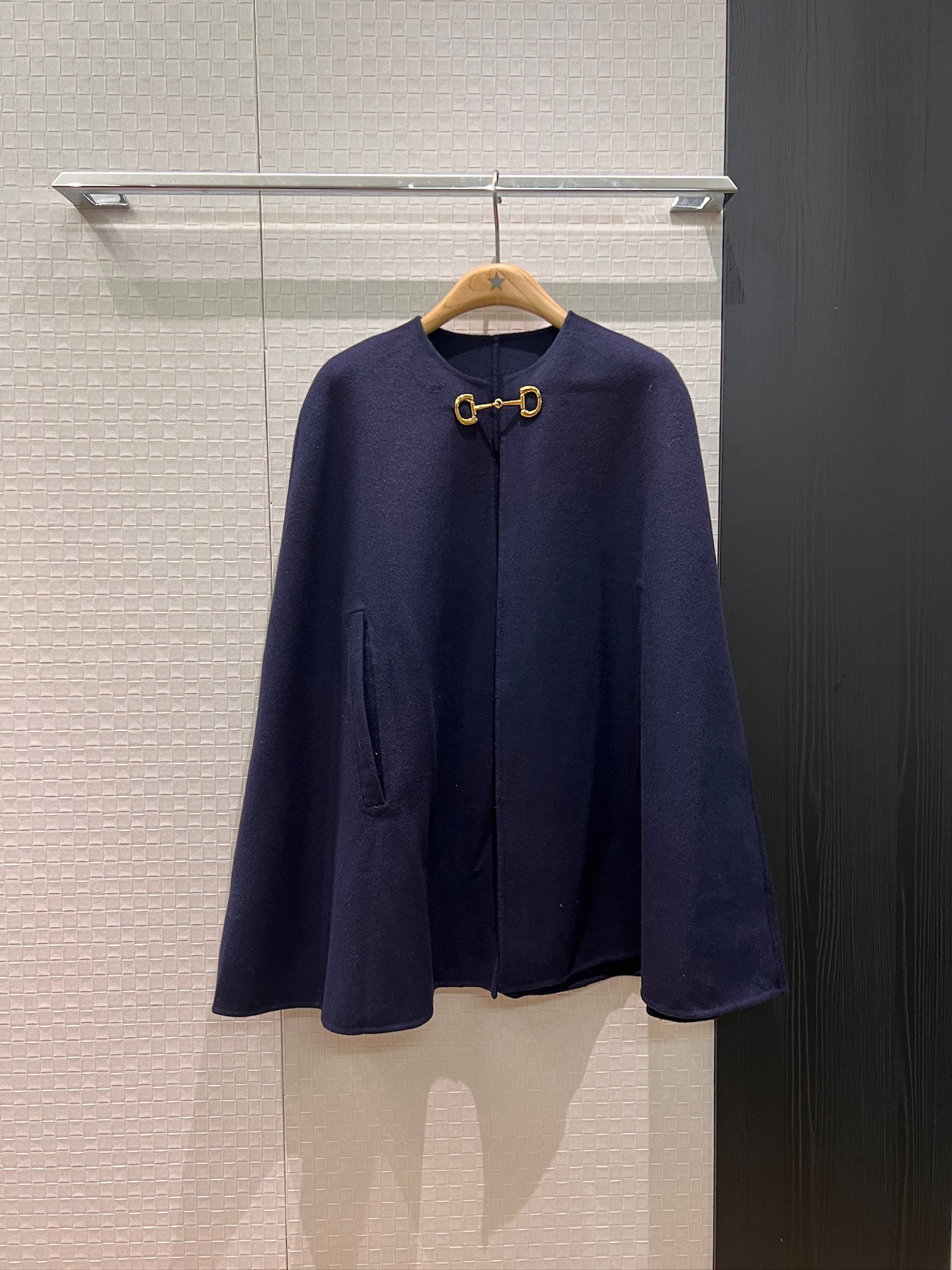 NO:610464,New style horsebit decorated round neck woolen cape coat French minimalist design queen aura royal sister style socialite fashion dark blue camel SML,,jackets & coats,alexander wang19860909新款马衔扣装饰圆领羊毛呢斗篷大衣外套法式极简设计 女王气场御姐范 名媛时尚 深蓝驼色 SML,,jackets & coats,alexander wang,Women's clothing