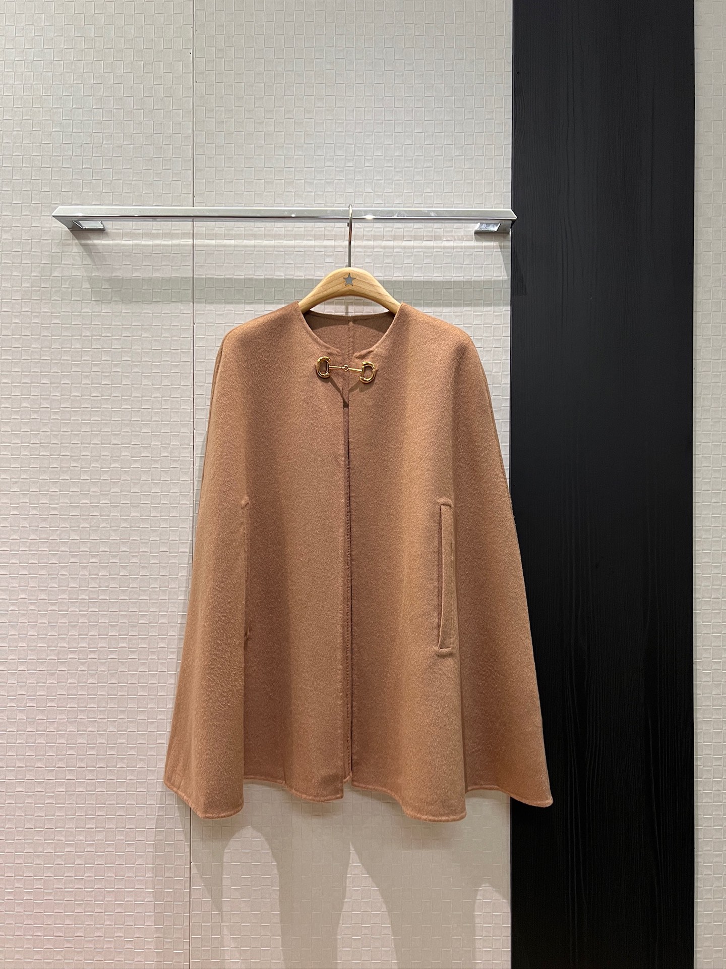 NO:610474,New style horsebit decorated round neck woolen cape coat French minimalist design queen aura royal sister style socialite fashion dark blue camel SML,,jackets & coats,alexander wang19860909新款马衔扣装饰圆领羊毛呢斗篷大衣外套法式极简设计 女王气场御姐范 名媛时尚 深蓝驼色 SML,,jackets & coats,alexander wang,Women's clothing