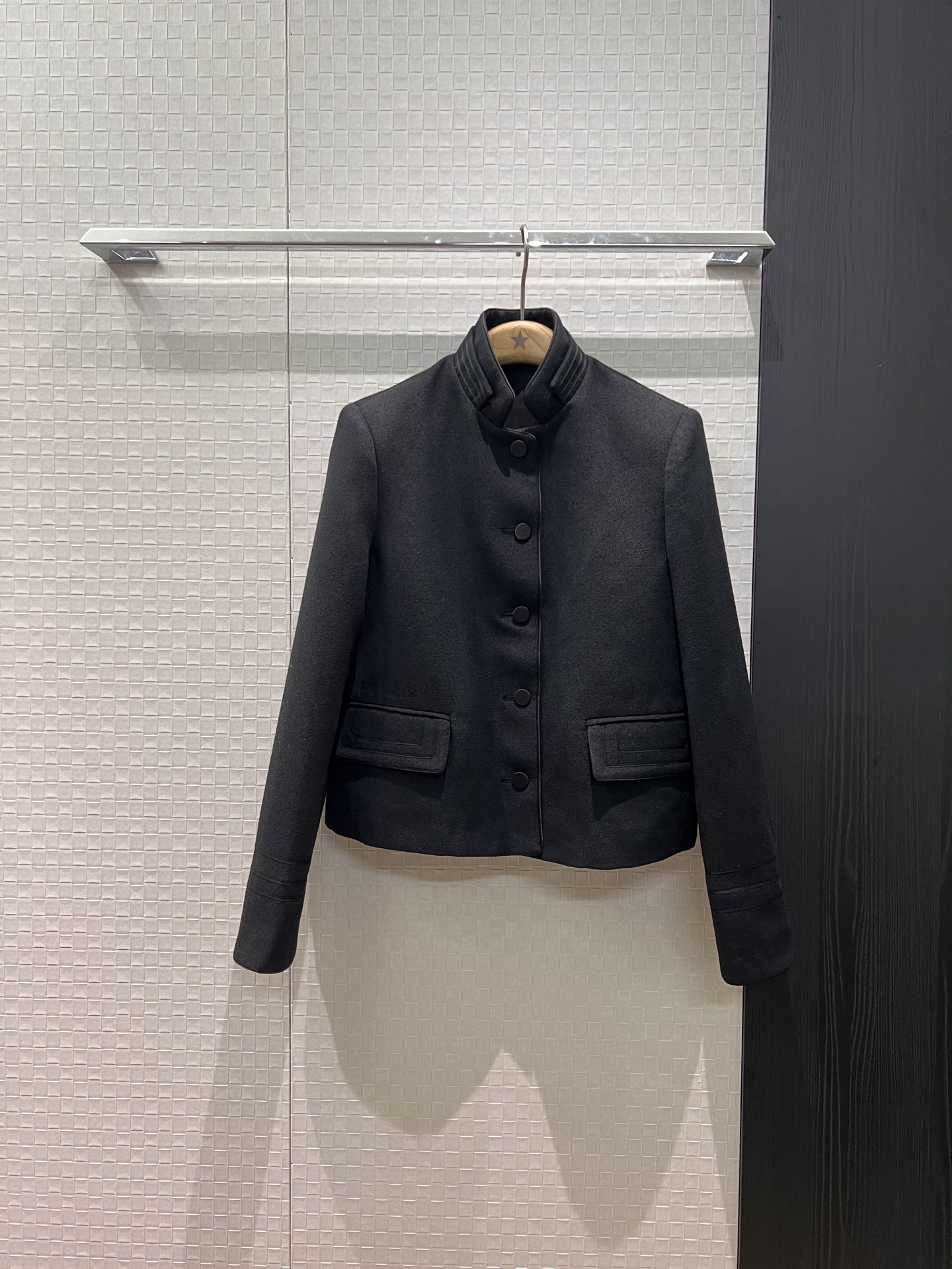 NO:610485,New short Chinese style jacket with stand collar, single-breasted design, cuffs, collar, embroidered stripe decoration, fashionable and simple, capable and versatile S-XL,,jackets & coats,alexander wang19860909新款立领短款中式外套 单排扣设计袖口衣领口盖刺绣条纹装饰 时尚简洁 干练百搭S-XL,,jackets & coats,alexander wang,Women's clothing