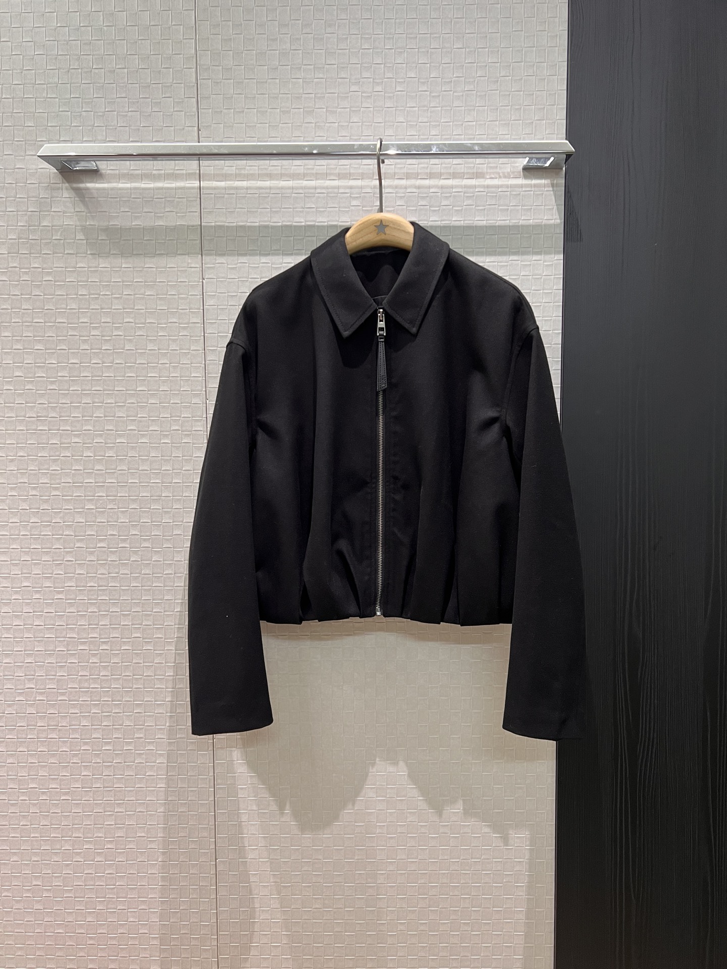 NO:610509,New autumn and winter loewe classic logo leather brand decoration, pleated waist design, short lapel jacket, handsome and stylish, walking with style, fashionable and versatile, can be matched with the same casual pants S-XL,,loewe,jackets & coats,jackets & coats,alexander wang19860909新款秋冬 loewe经典logo皮牌装饰 褶皱收腰设计短款翻领夹克外套帅气炸街 走路带风 时尚百搭可搭同款休闲裤 S-XL,,loewe,jackets & coats,jackets & coats,alexander wang,Women's clothing