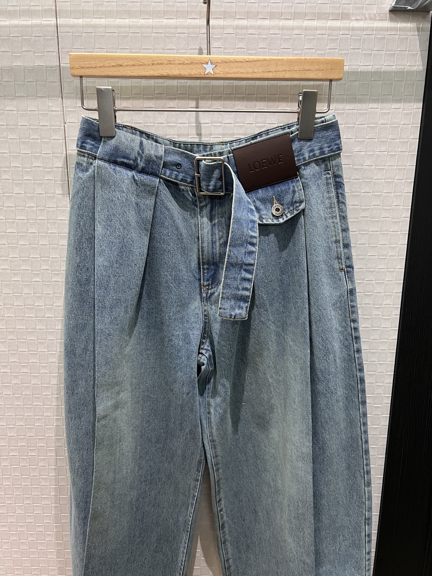 NO:610497,The new loewe Chen Duling same style, belted with logo leather brand, pleated design, balloon jeans, handsome and stylish, walking with style, washed denim blue, age-reducing and versatile S-XL,,loewe,jeans,alexander wang19860909新款loewe陈都灵同款 系腰带装饰logo皮牌褶皱设计气球牛仔裤帅气炸街 走路带风 洗水牛仔蓝 减龄百搭S-XL,,loewe,jeans,alexander wang,Women's clothing