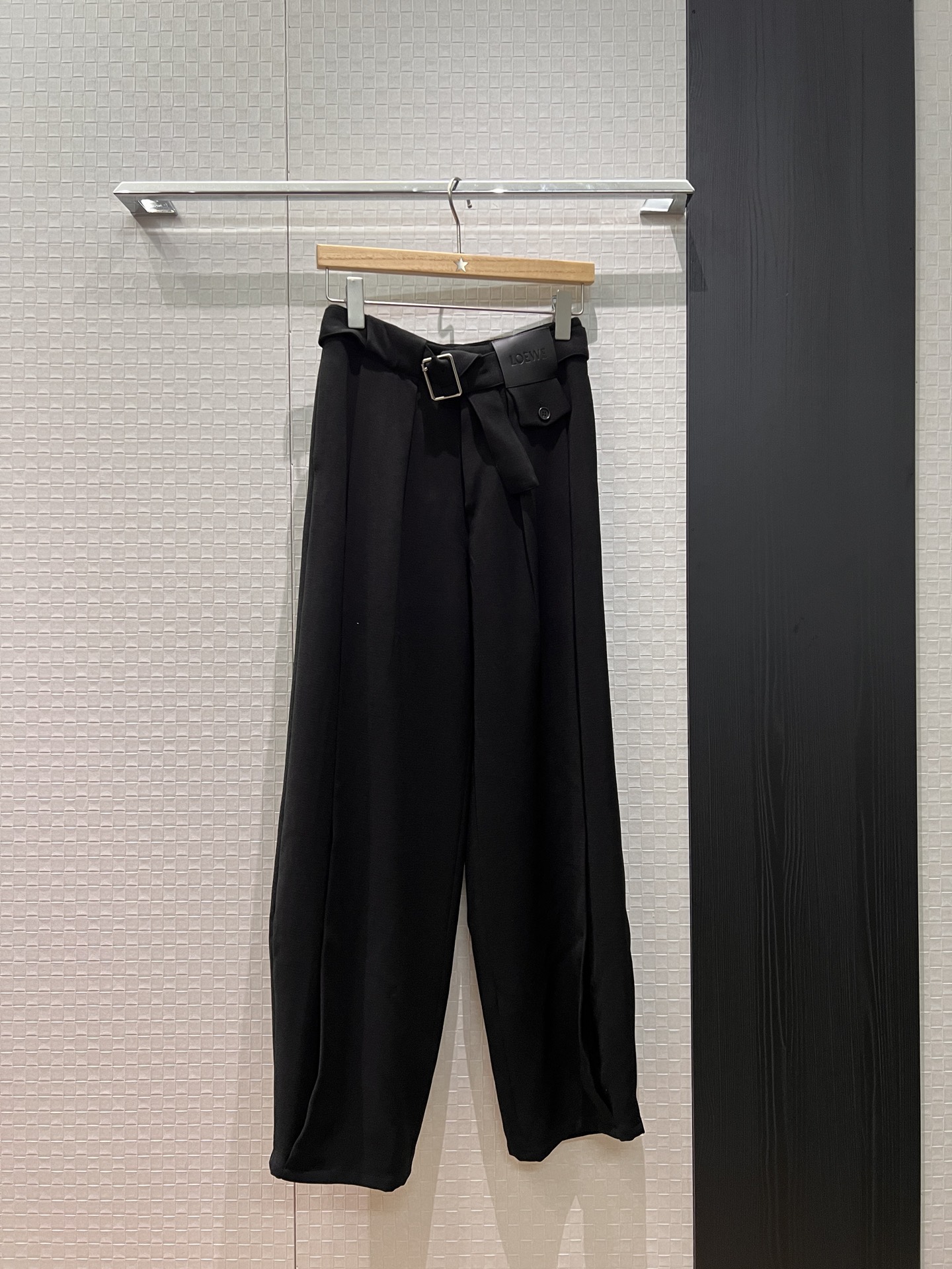 NO:610466,The new loewe belt is decorated with logo leather pleated design balloon pants and casual pants are handsome and popular on the street. They walk with style and are versatile for age reduction. They can be matched with the same jacket S-XL,,loewe,jackets & coats,alexander wang19860909新款loewe 系腰带装饰logo皮牌褶皱设计气球裤休闲裤帅气炸街 走路带风 减龄百搭 可搭同款外套S-XL,,loewe,jackets & coats,alexander wang,Women's clothing