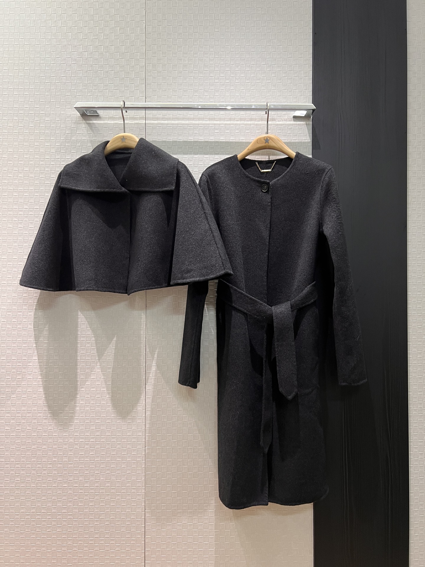 NO:610476,New Chloe two-piece set design, lapel cape and shawl decoration, woolen long coat, cape and shawl detachable, belt, multiple styles of fashion and leisure, versatile temperament, black khaki SML,,chloe,loewe,jackets & coats,shawls,alexander wang19860909新款Chloe两件套设计 翻领斗篷披肩装饰 羊毛呢长款大衣外套斗篷披肩可拆卸 系腰带 多种穿搭时尚休闲 气质百搭 黑色卡其 SML,,chloe,loewe,jackets & coats,shawls,alexander wang,Women's clothing