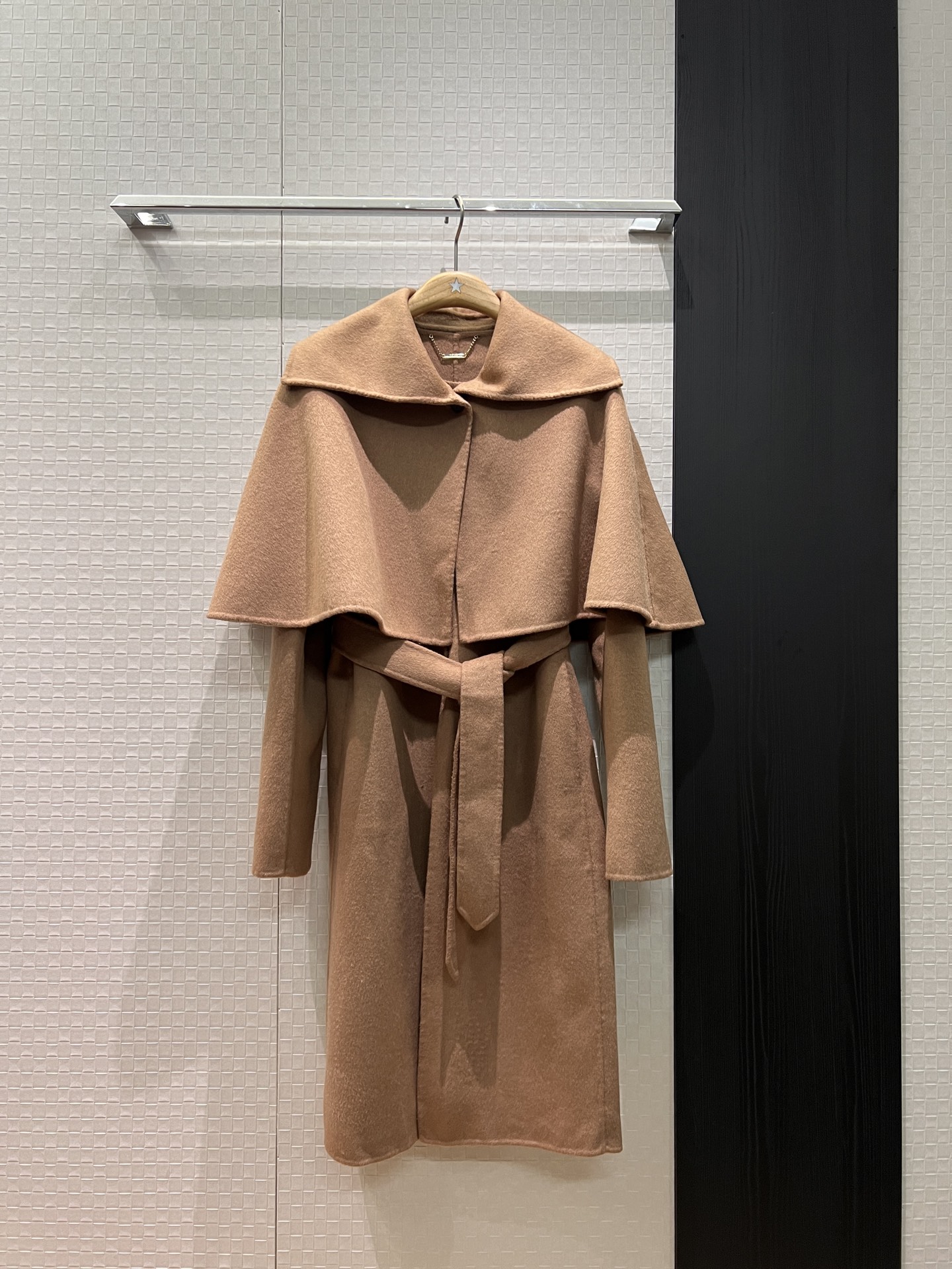 NO:610486,New Chloe two-piece set design, lapel cape and shawl decoration, woolen long coat, cape and shawl detachable, belt, multiple styles of fashion and leisure, versatile temperament, black khaki SML,,chloe,loewe,jackets & coats,shawls,alexander wang19860909新款Chloe两件套设计 翻领斗篷披肩装饰 羊毛呢长款大衣外套斗篷披肩可拆卸 系腰带 多种穿搭时尚休闲 气质百搭 黑色卡其 SML,,chloe,loewe,jackets & coats,shawls,alexander wang,Women's clothing