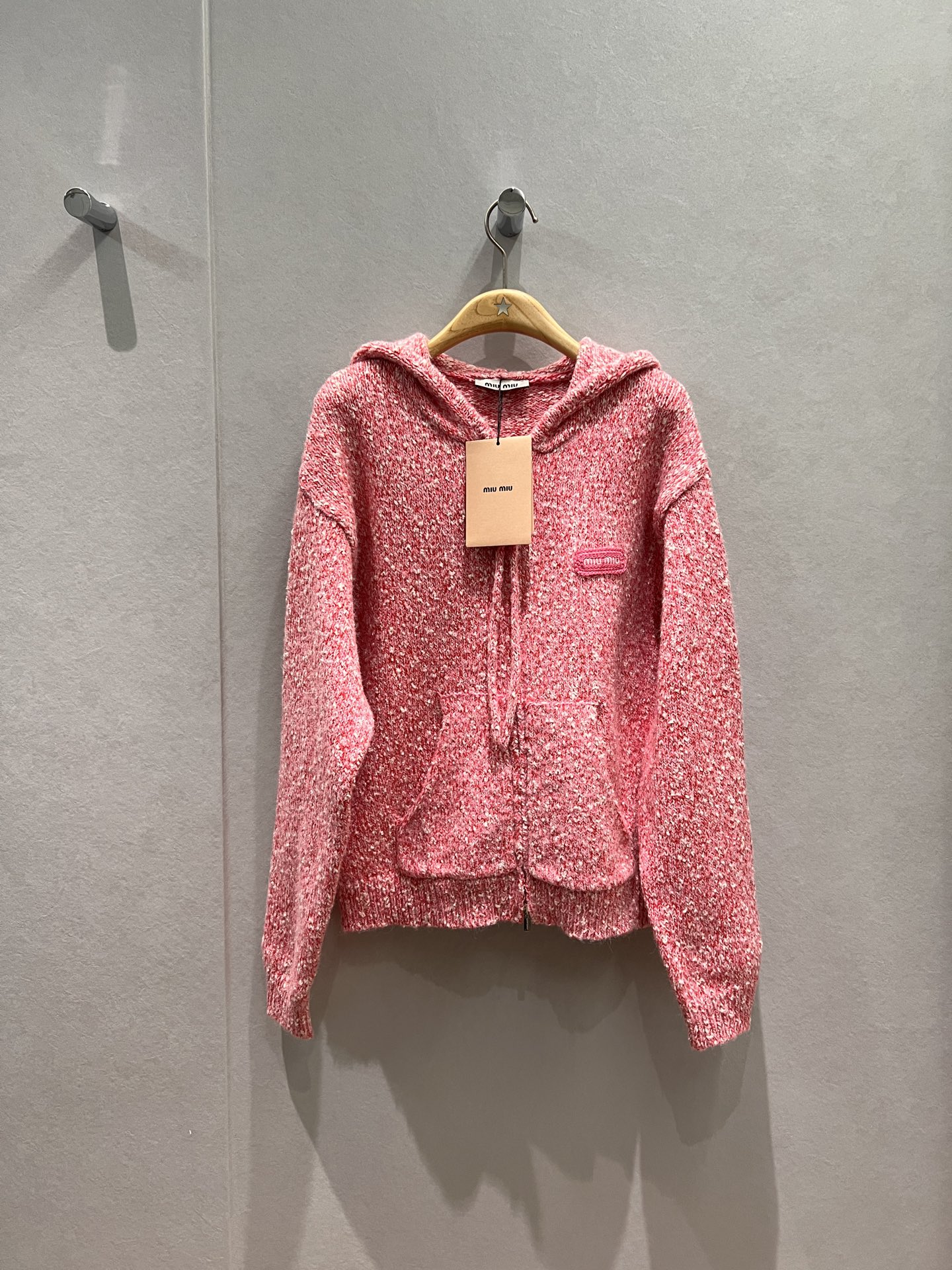 NO:610510,New miu snowflake thick stick stitch hooded wool jacket knitted cardigan embroidered logo logo decoration on the chest loose and casual age-reducing and versatile pink mustard green SML,,miumiu,jackets & coats,hats,alexander wang19860909新款miu雪花粗棒针 连帽羊毛外套针织开衫胸前刺绣logo徽标装饰 宽松休闲 减龄百搭粉色芥末绿 SML,,miumiu,jackets & coats,hats,alexander wang,Women's clothing
