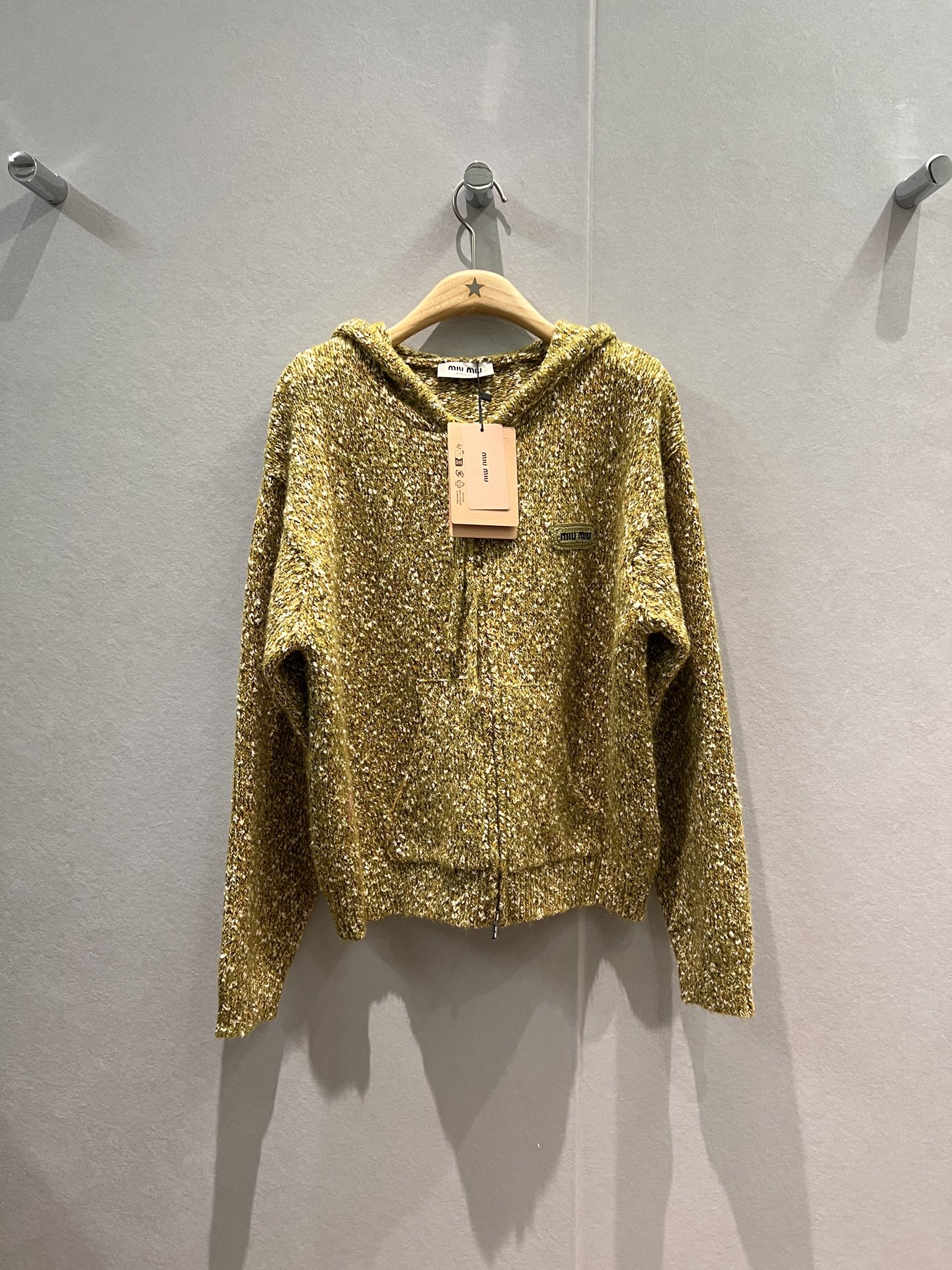 NO:610498,New miu snowflake thick stick stitch hooded wool jacket knitted cardigan embroidered logo logo decoration on the chest loose and casual age-reducing and versatile pink mustard green SML,,miumiu,jackets & coats,hats,alexander wang19860909新款miu雪花粗棒针 连帽羊毛外套针织开衫胸前刺绣logo徽标装饰 宽松休闲 减龄百搭粉色芥末绿 SML,,miumiu,jackets & coats,hats,alexander wang,Women's clothing