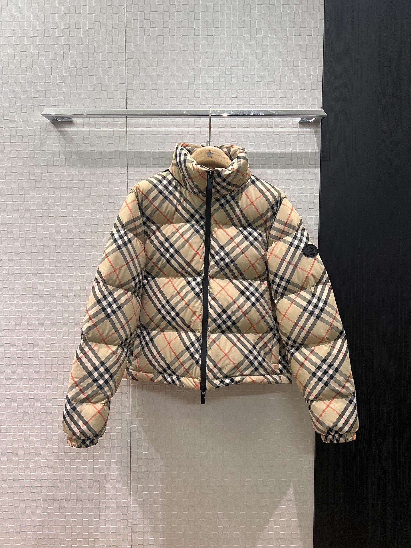 NO:611393,New style hooded stand-up plaid down jacket with dust bag. Stowable hood. Logo silicone badge armband decoration. 90 down and 10 feathers. Loose and casual. Fashionable and age-reducing. Sweet and cool. Versatile. S-XL,,jackets & coats,down jacket,hats,alexander wang19860909配防尘袋新款连帽立领格纹羽绒服外套 帽子可收纳 logo硅胶徽章袖标装饰90羽绒10羽毛 宽松休闲 时尚减龄甜酷百搭 S-XL,,jackets & coats,down jacket,hats,alexander wang,Women's clothing