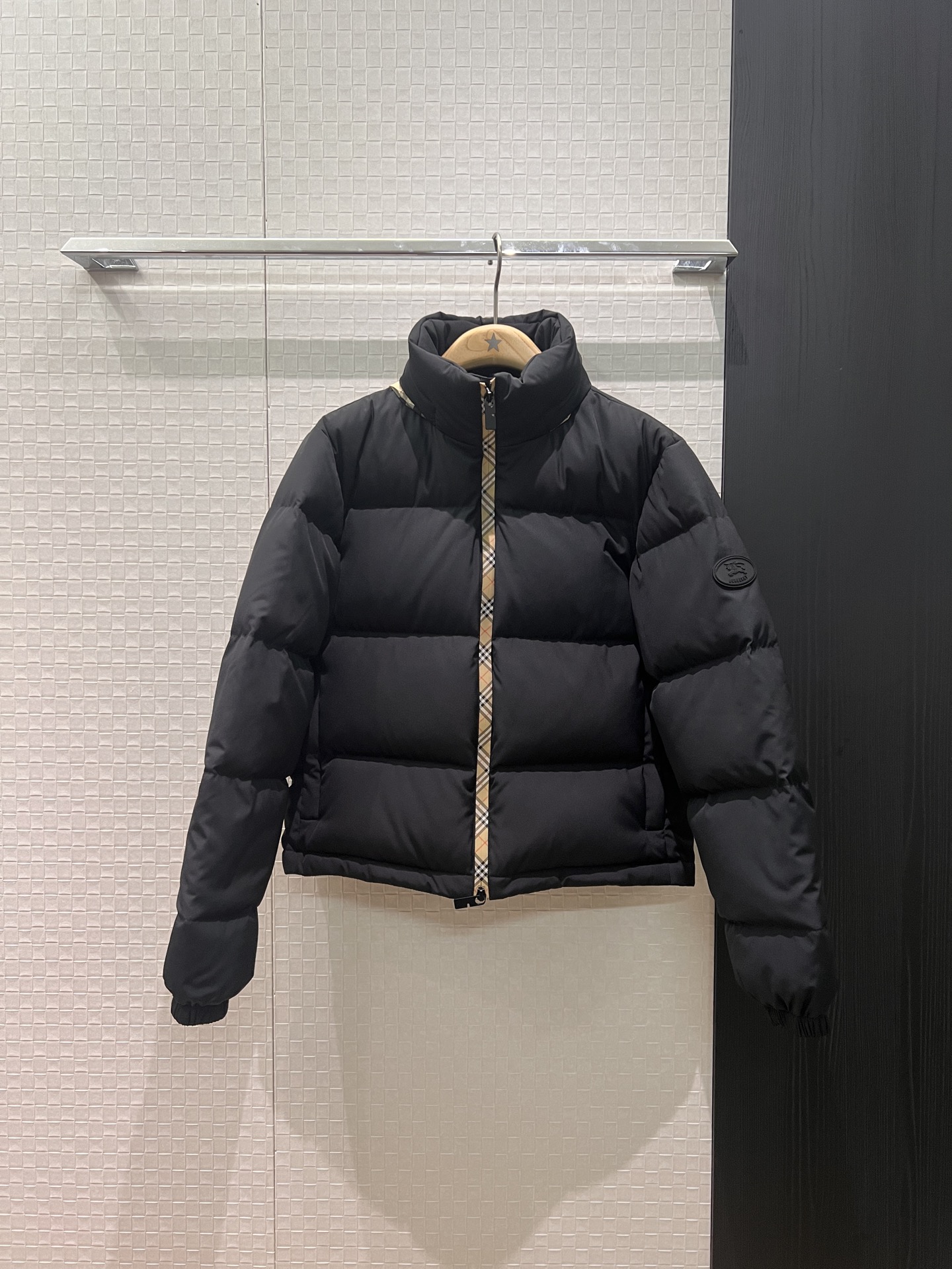 NO:611401,New style hooded stand-up collar plaid zipper down jacket with dust bag, stowable hood, logo silicone badge armband decoration, 90 down and 10 feathers, loose and casual, fashionable, age-reducing, sweet and cool, versatile, black and pink S-XL,,jackets & coats,down jacket,hats,alexander wang19860909配防尘袋新款连帽立领拼格纹拉链羽绒服外套 帽子可收纳 logo硅胶徽章袖标装饰90羽绒10羽毛 宽松休闲 时尚减龄甜酷百搭 黑色粉色 S-XL,,jackets & coats,down jacket,hats,alexander wang,Women's clothing