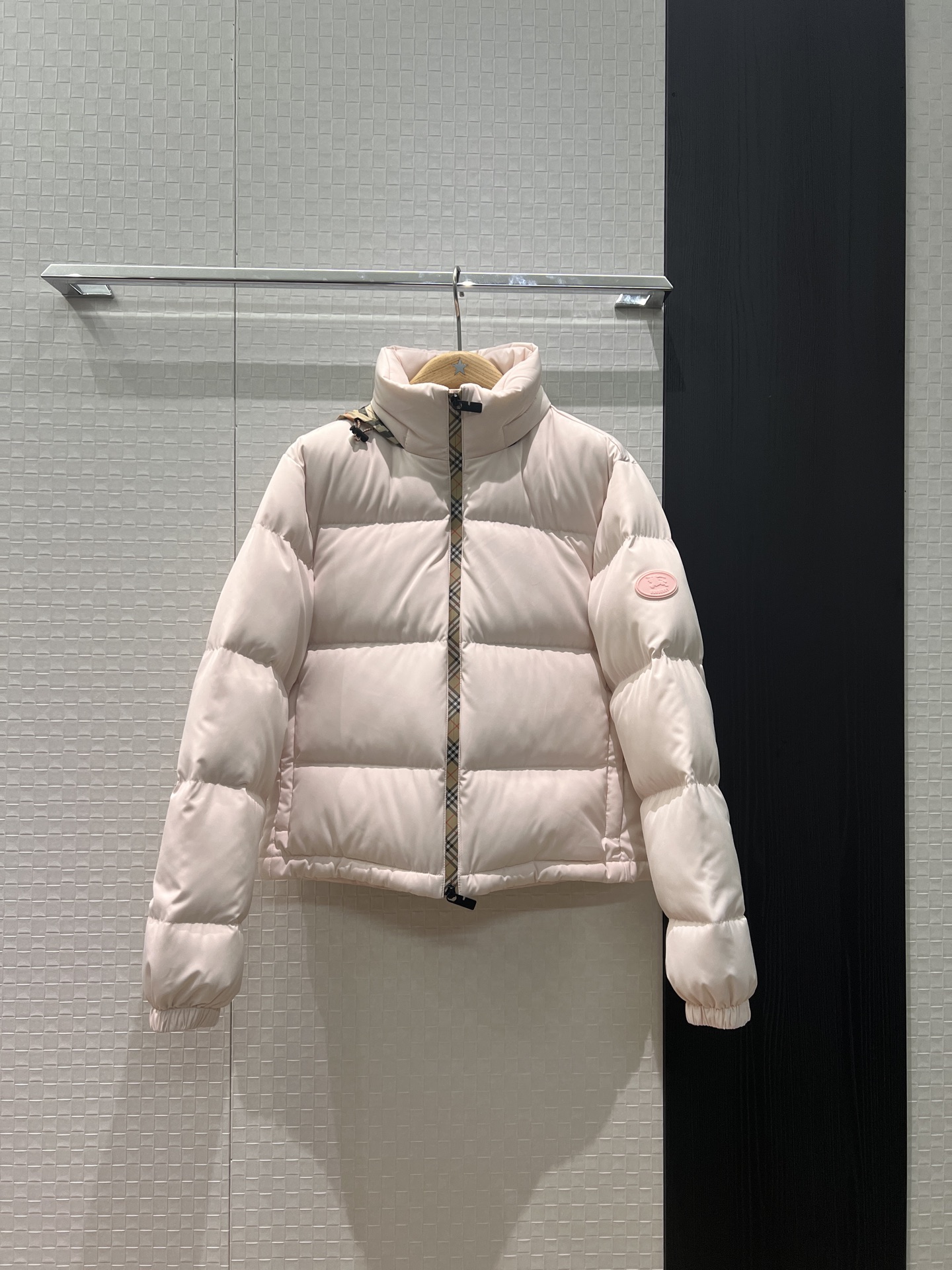 NO:611407,New style hooded stand-up collar plaid zipper down jacket with dust bag, stowable hood, logo silicone badge armband decoration, 90 down and 10 feathers, loose and casual, fashionable, age-reducing, sweet and cool, versatile, black and pink S-XL,,jackets & coats,down jacket,hats,alexander wang19860909配防尘袋新款连帽立领拼格纹拉链羽绒服外套 帽子可收纳 logo硅胶徽章袖标装饰90羽绒10羽毛 宽松休闲 时尚减龄甜酷百搭 黑色粉色 S-XL,,jackets & coats,down jacket,hats,alexander wang,Women's clothing