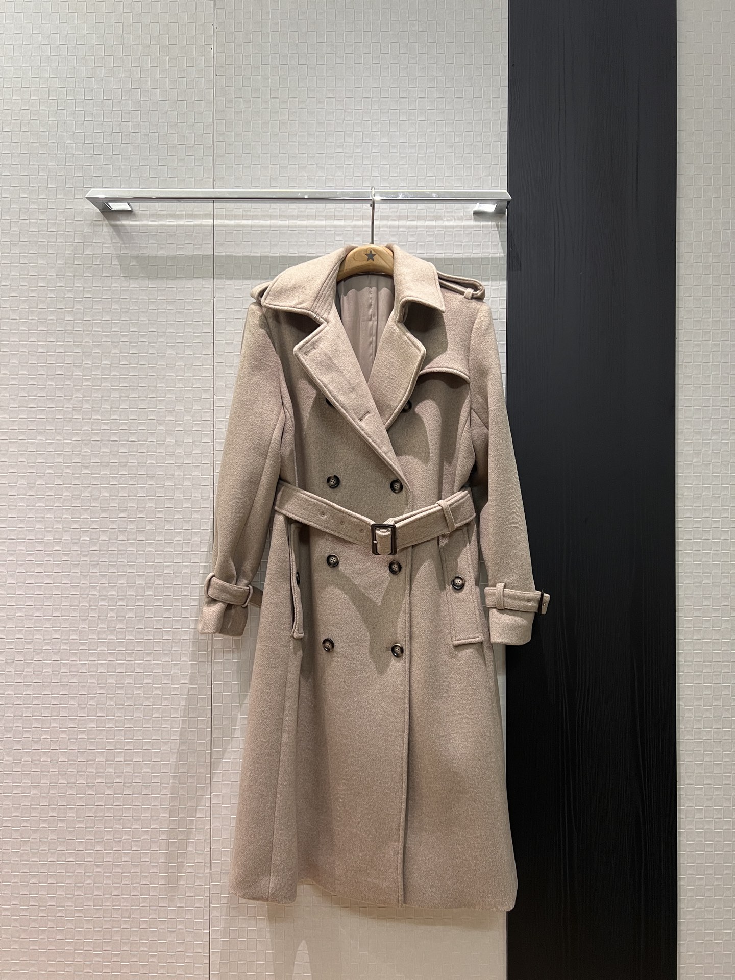NO:611379,New style woolen woolen long coat with epaulette decoration. Double-breasted design. Belted waist to make you slim. Wool blend. Simple commuting. Fashionable, casual and smart. Full of aura. SML,,jackets & coats,alexander wang19860909新款来袭肩章装饰羊毛呢长款大衣外套 双排扣设计 系腰带收腰显瘦羊毛混纺 简约通勤 时尚休闲干练利落 气场十足 SML,,jackets & coats,alexander wang,Women's clothing