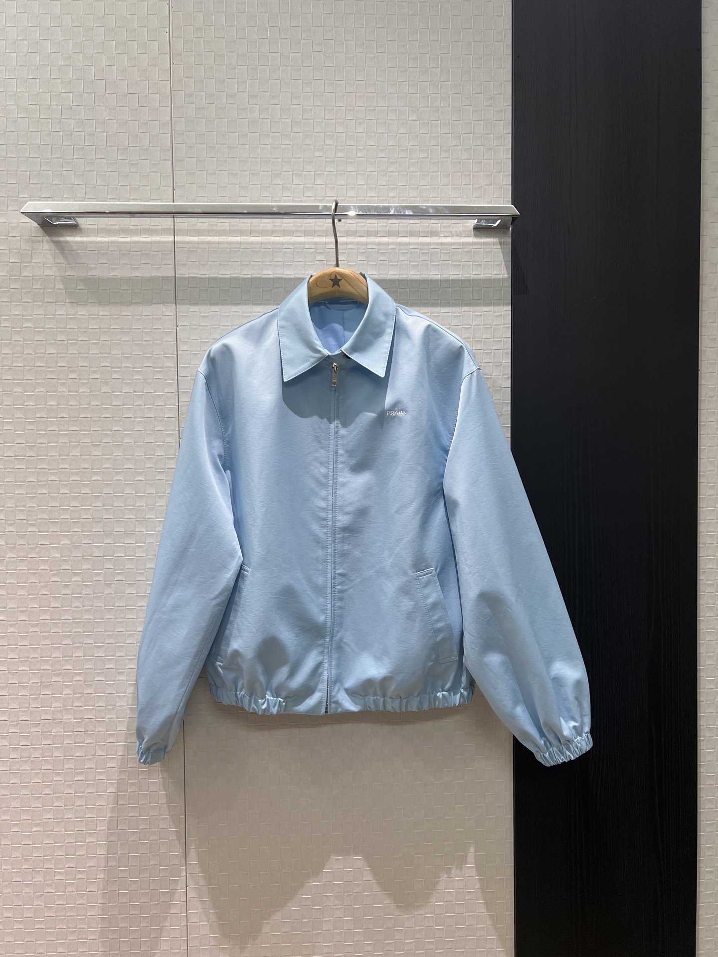 NO:611387,New recommended catwalk style Guan Xiaotong and Liu Zhimin same style old cadre style lapel loose jacket embroidered small logo letters on the chest decorated with gray pink lining hem waist design casual and versatile gray pink blue SML,,jackets & coats,jackets & coats,alexander wang19860909新款推荐走秀 关晓彤 柳智敏同款 老干部风 翻领宽松夹克外套 胸前刺绣小logo字母装饰灰色粉内衬 下摆收腰设计 休闲百搭灰色粉色蓝色 SML,,jackets & coats,jackets & coats,alexander wang,Women's clothing