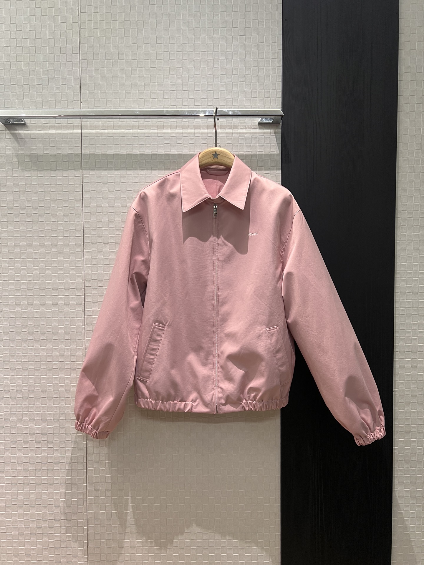 NO:611395,New recommended catwalk style Guan Xiaotong and Liu Zhimin same style old cadre style lapel loose jacket embroidered small logo letters on the chest decorated with gray pink lining hem waist design casual and versatile gray pink blue SML,,jackets & coats,jackets & coats,alexander wang19860909新款推荐走秀 关晓彤 柳智敏同款 老干部风 翻领宽松夹克外套 胸前刺绣小logo字母装饰灰色粉内衬 下摆收腰设计 休闲百搭灰色粉色蓝色 SML,,jackets & coats,jackets & coats,alexander wang,Women's clothing