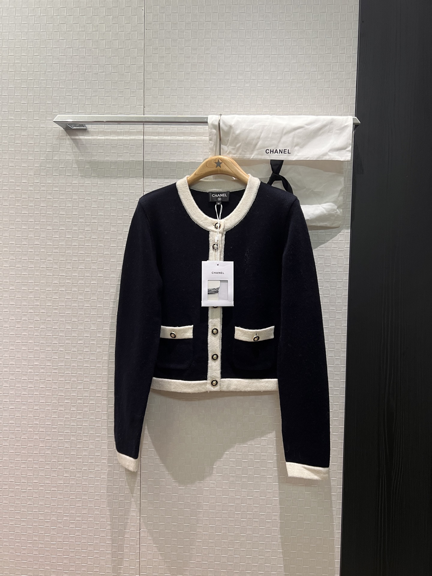 NO:611412,New 26C vacation series Color block round neck knitted cardigan top Classic fragrance Open molded buttons Simple temperament Versatility for age reduction Delivery storage bag cloth bag SML,,alexander wang19860909新款26C度假系列 拼色圆领针织开衫上衣经典香风 开模扣子简约气质 减龄百搭 配送收纳袋布包 SML,,alexander wang,Women's clothing