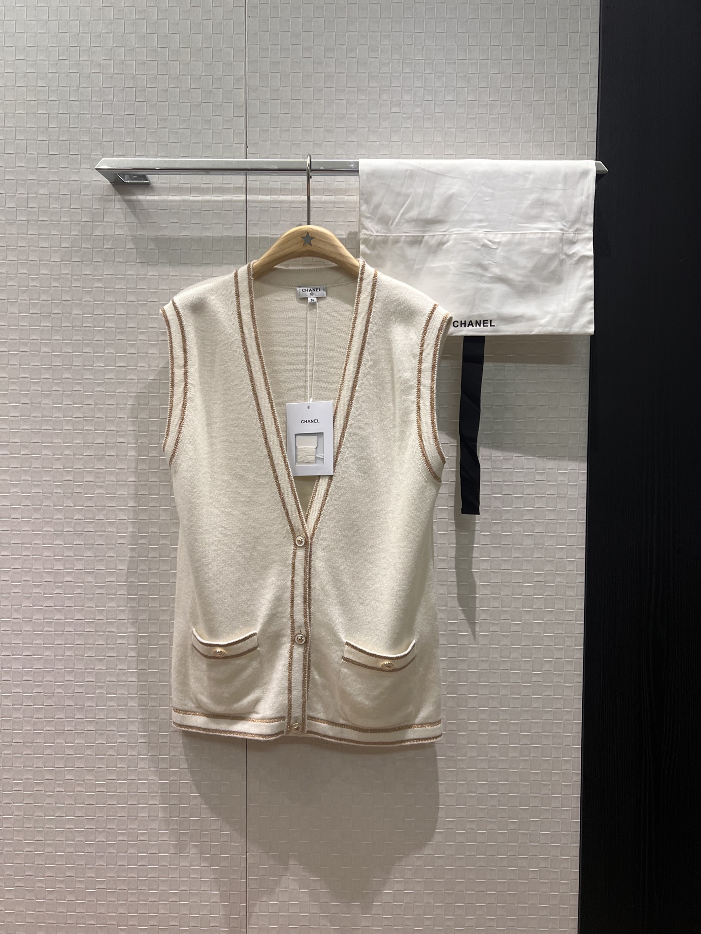 NO:611415,The new 26C vacation series is the same style as my cousin Liu Wen. Gold thread striped edge deep V-neck sweater vest top classic fragrance open molded buttons simple temperament age-reducing and versatile delivery storage bag cloth bag SML,,alexander wang19860909新款26C度假系列 大表姐刘雯同款 金线条纹边深V领针织衫马甲上衣经典香风 开模扣子简约气质 减龄百搭 配送收纳袋布包 SML,,alexander wang,Women's clothing