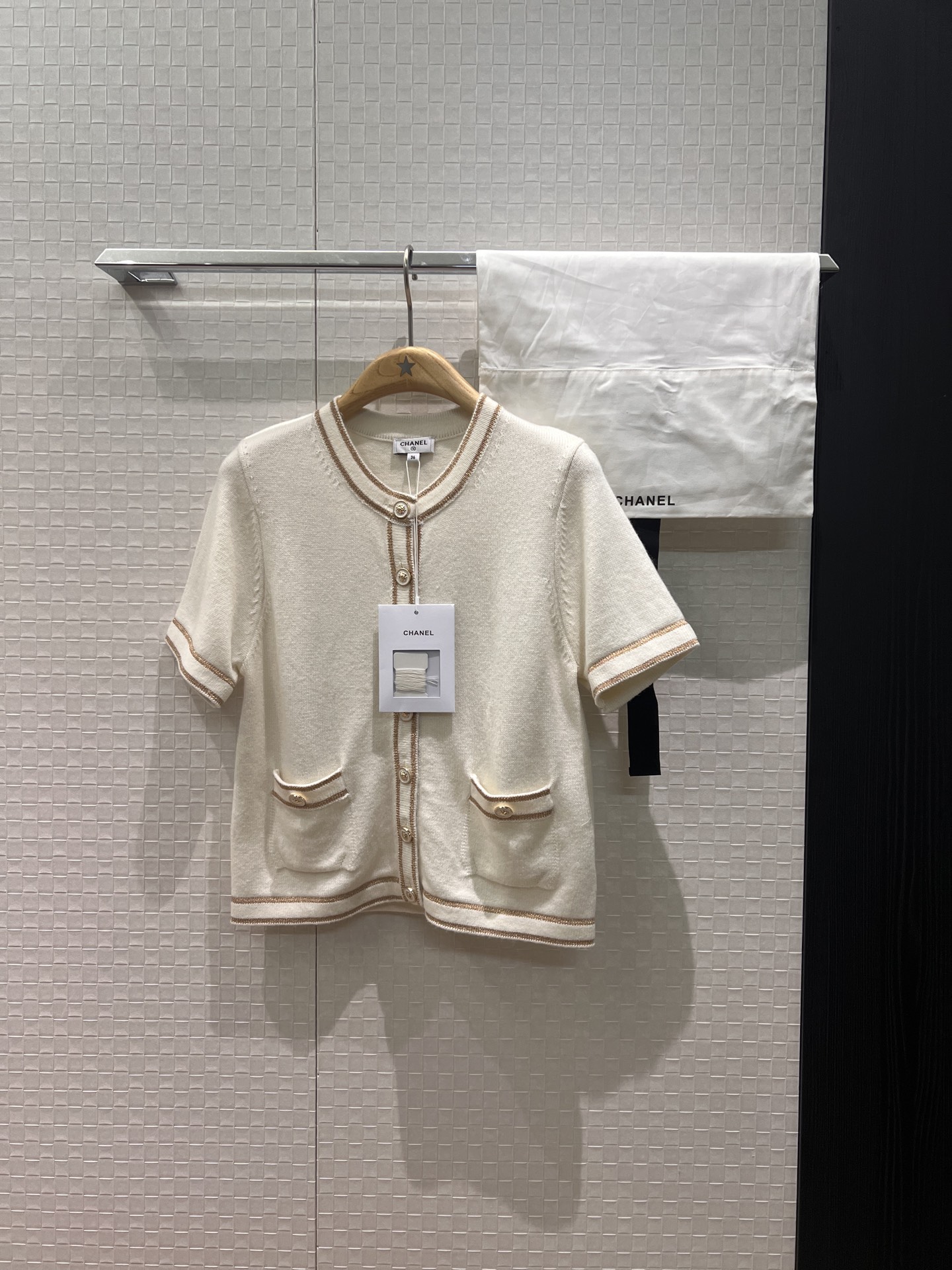 NO:611423,New 26C holiday series Gold striped round neck short-sleeved knitted top with classic fragrance Open-molded buttons Simple temperament Versatile for age reduction SML,,T-shirt,alexander wang19860909新款26C度假系列 金线条纹圆领短袖针织上衣经典香风 开模扣子简约气质 减龄百搭 SML,,T-shirt,alexander wang,Women's clothing