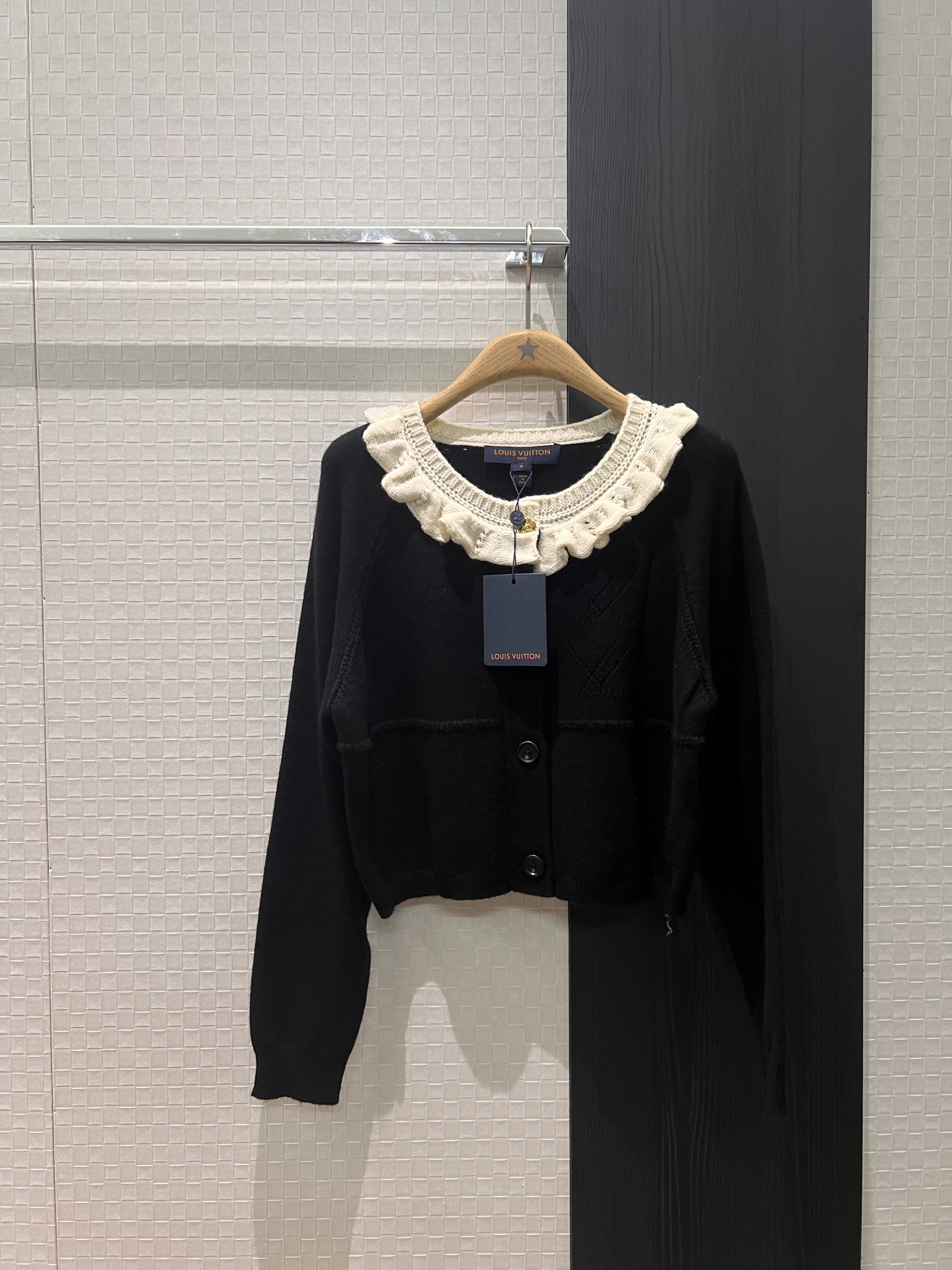 NO:621616,New contrasting color three-dimensional fungus lace collar wool knitted cardigan jacket with hollow jacquard logo letters. Short design with sweet temperament. Versatile for age reduction. SML,,jackets & coats,alexander wang19860909新款撞色立体木耳花边领羊毛针织开衫外套镂空提花logo字母 短款设计气质甜美 减龄百搭 SML,,jackets & coats,alexander wang,Women's clothing