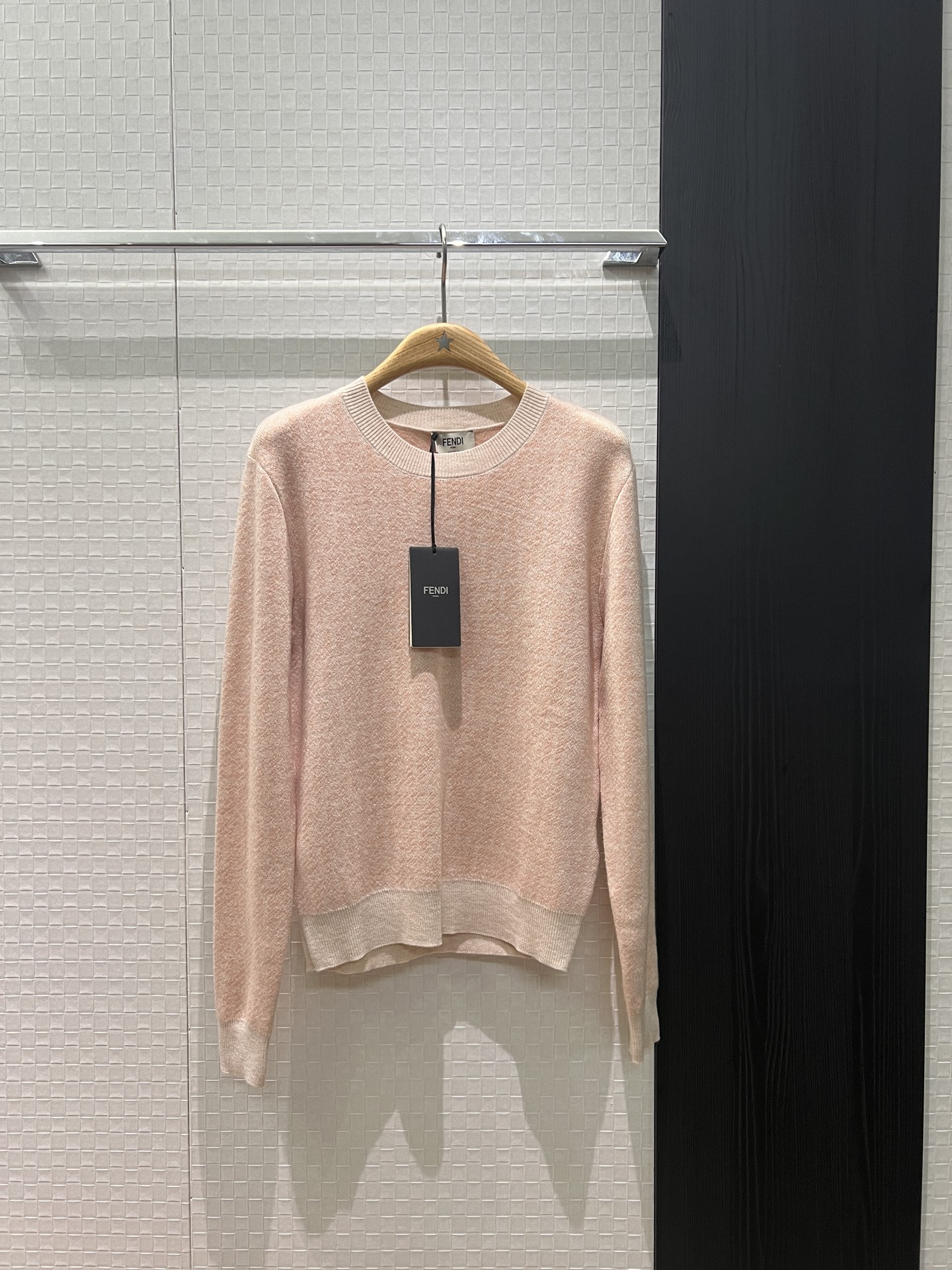 NO:621622,The new couple pink double F jacquard round neck knitted long-sleeved wool top has a waxy feel, is skin-friendly, does not irritate, is simple and versatile SML,,alexander wang19860909新款耦粉色双F提花圆领针织长袖羊毛上衣糯糯的手感 亲肤不扎简单百搭 SML,,alexander wang,Women's clothing